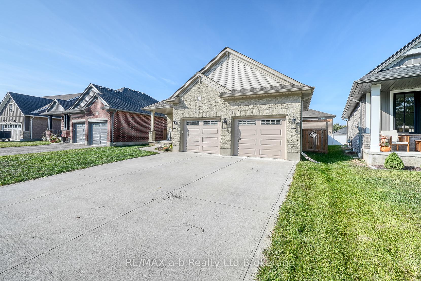 Photo 2 of 37 Lowrie Crescent, Tillsonburg — HOMEH