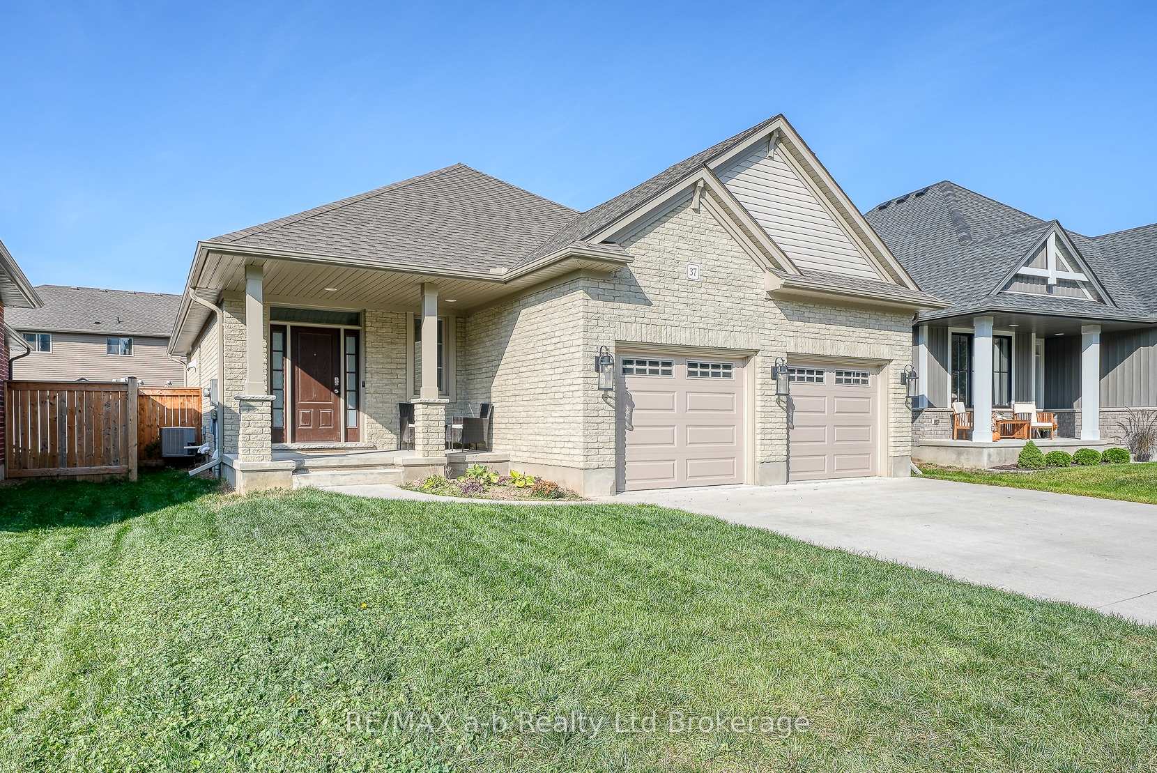 Photo 3 of 37 Lowrie Crescent, Tillsonburg — HOMEH