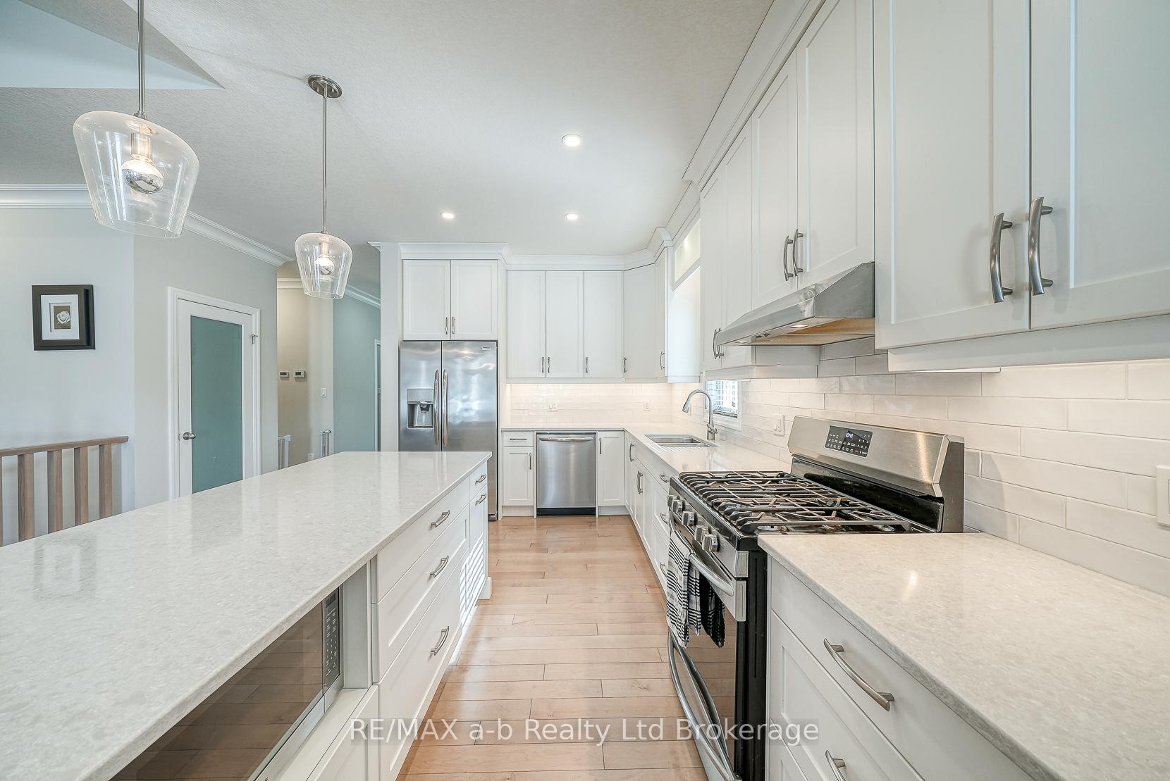 Photo 15 of 37 Lowrie Crescent, Tillsonburg — HOMEH