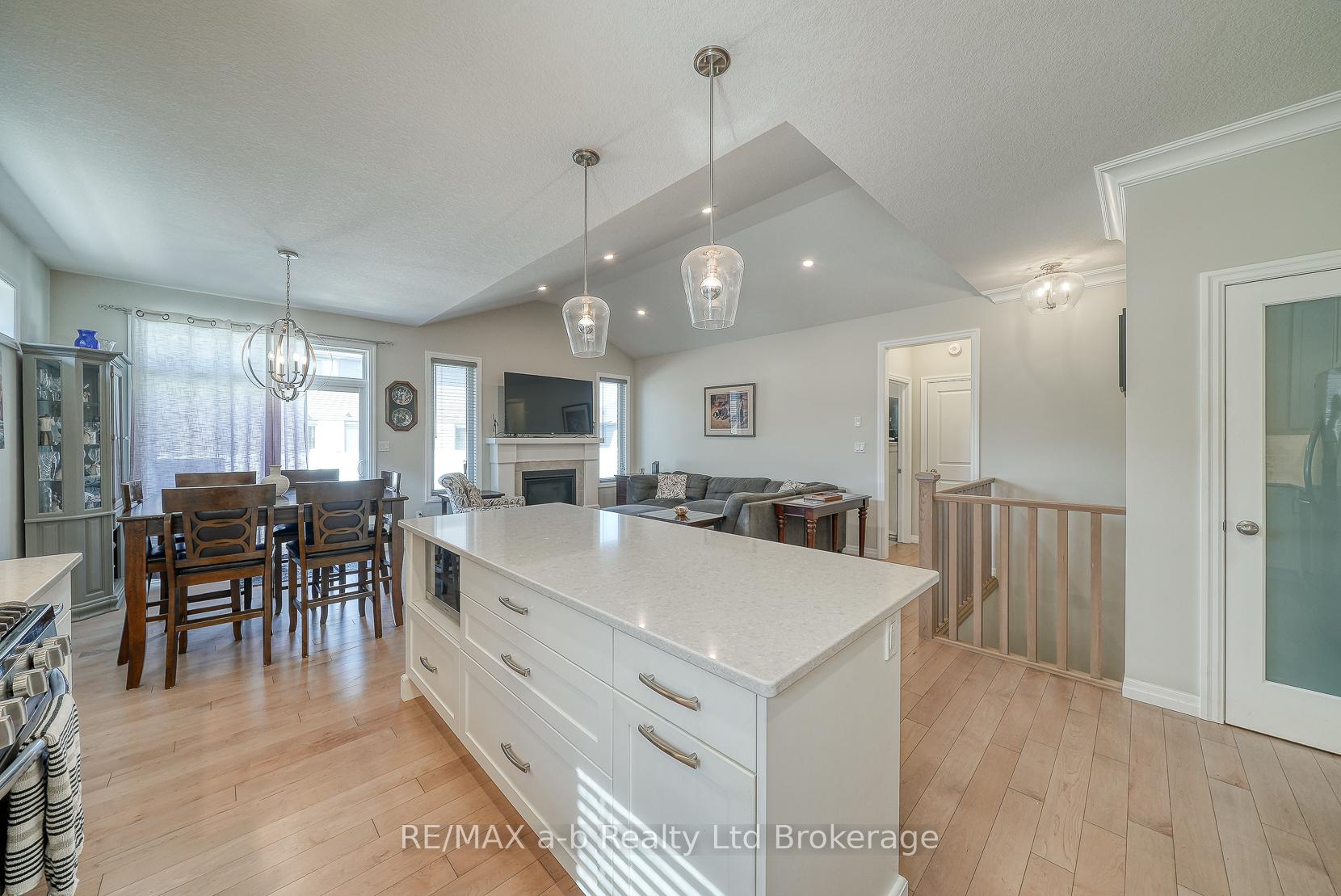 Photo 17 of 37 Lowrie Crescent, Tillsonburg — HOMEH