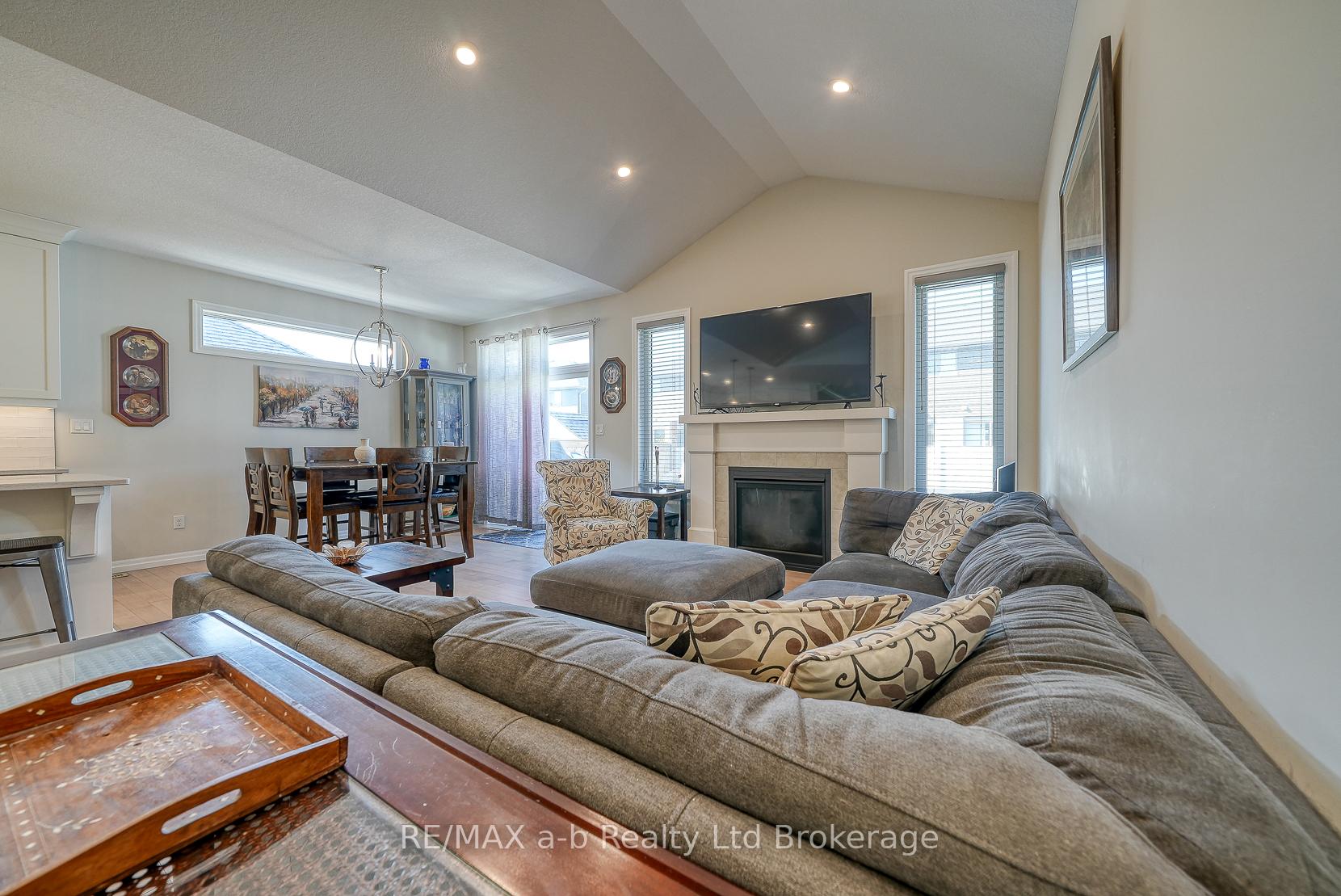 Photo 21 of 37 Lowrie Crescent, Tillsonburg — HOMEH