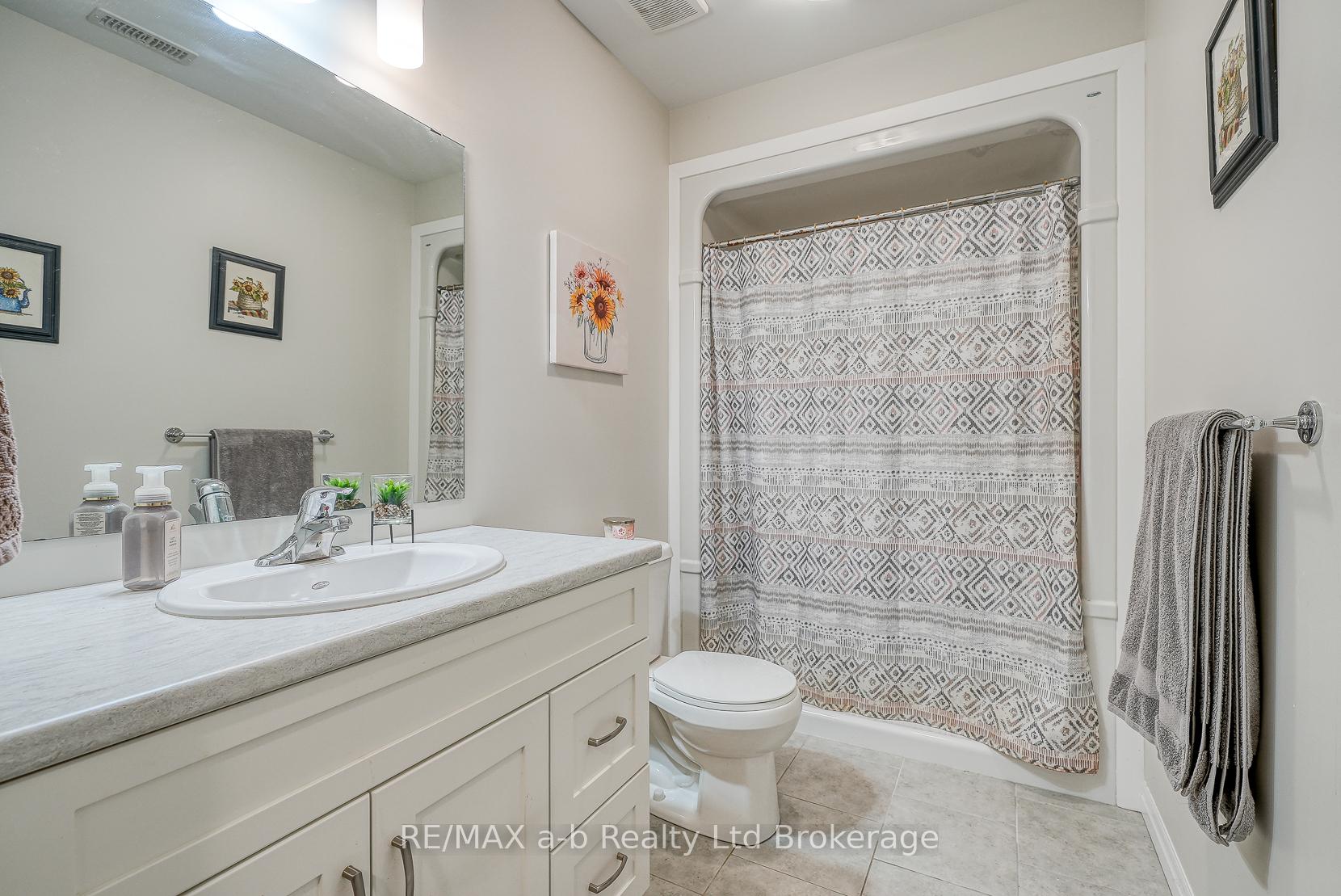 Photo 34 of 37 Lowrie Crescent, Tillsonburg — HOMEH