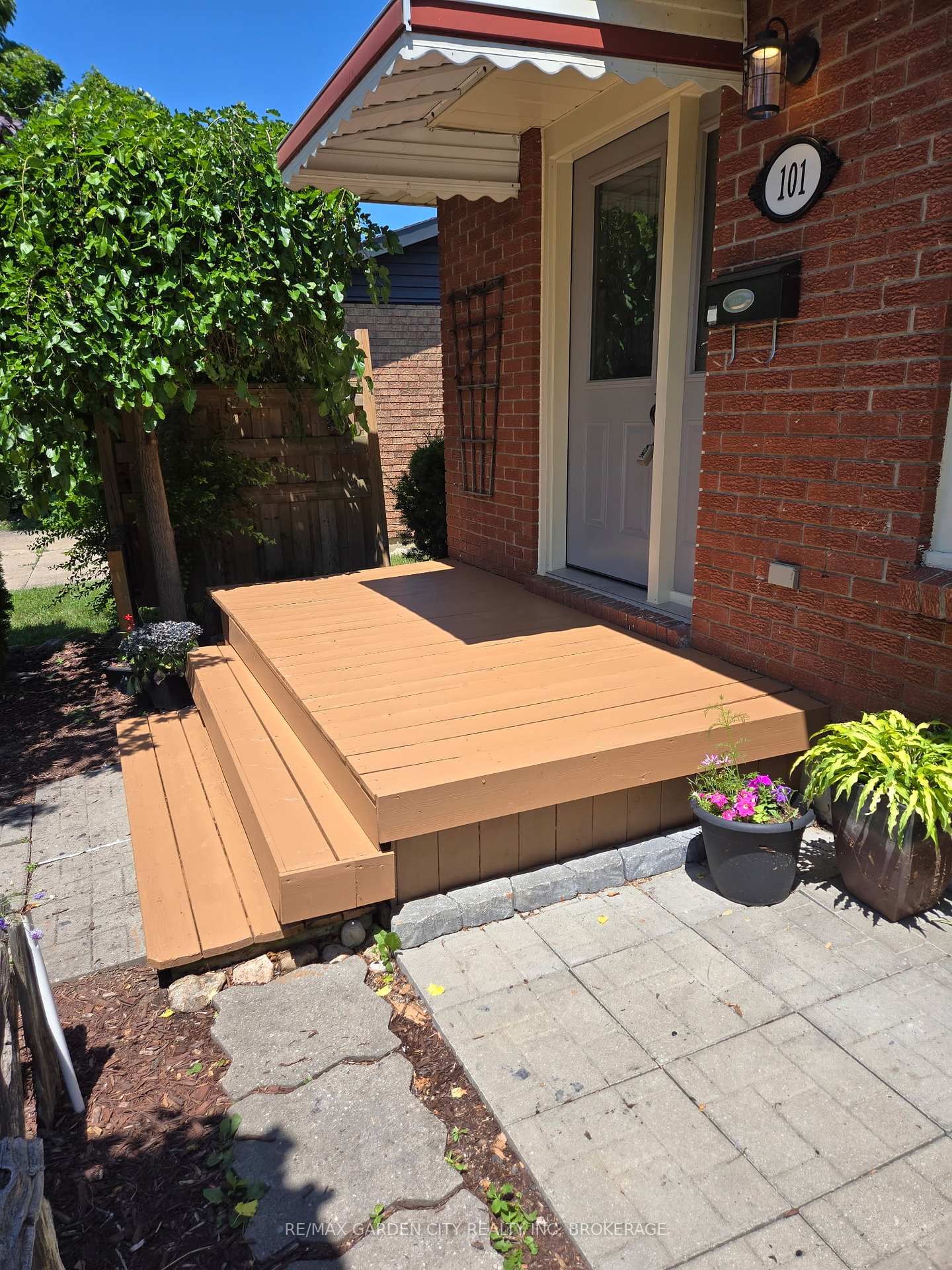 Photo 2 of 101 Keefer Road, Thorold, Confederation Heights — HOMEH