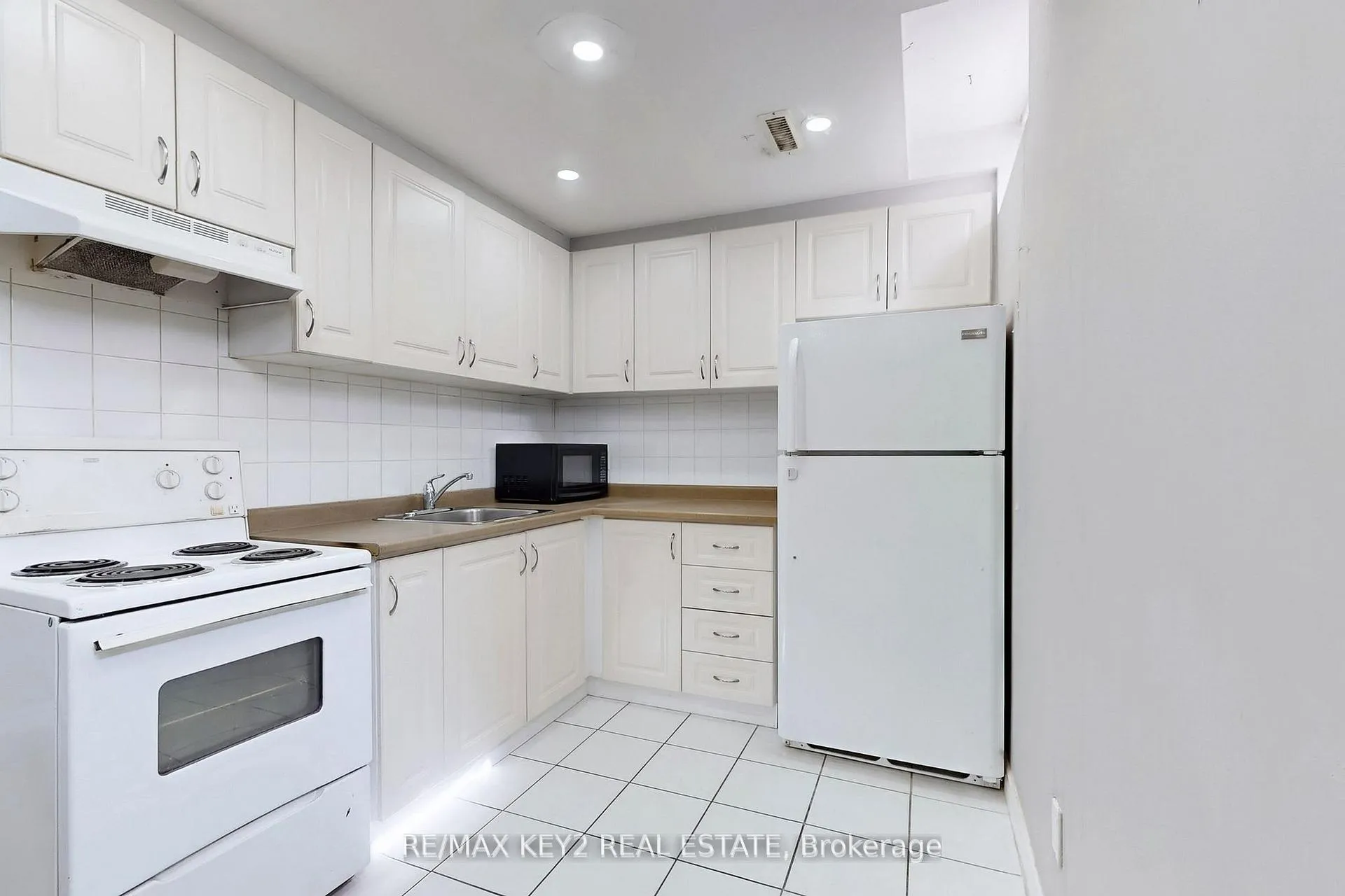Photo 3 of Unit Bsmt, 201 Hopecrest Road, Markham, Cachet — HOMEH