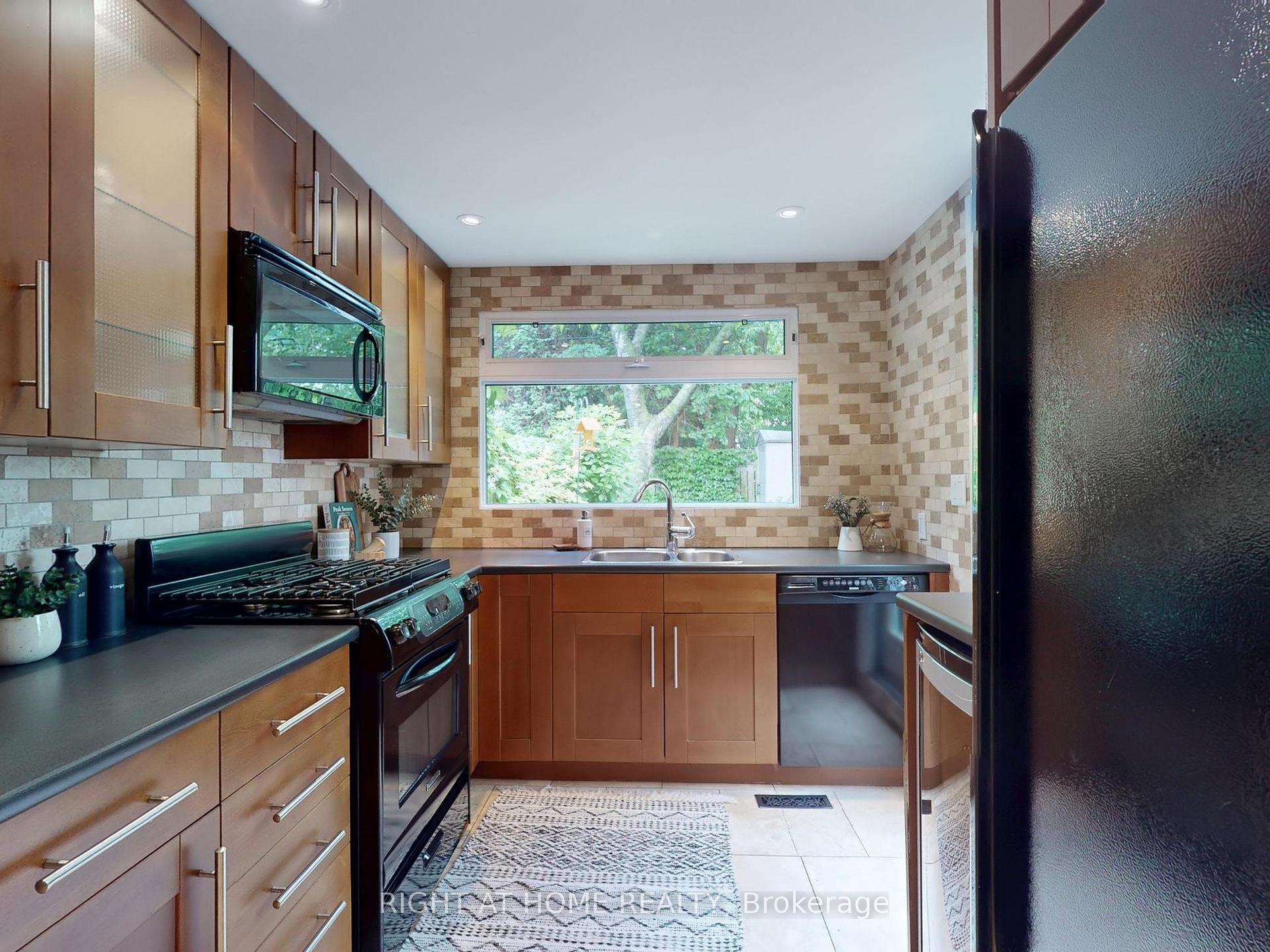 Photo 10 of 18 Kingsmount Park Road, Toronto, Woodbine Corridor — HOMEH