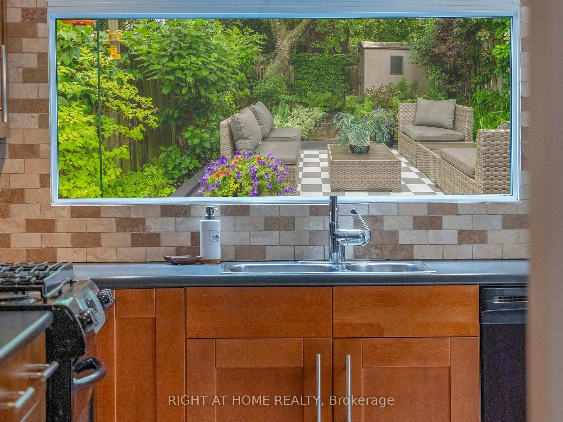Photo 11 of 18 Kingsmount Park Road, Toronto, Woodbine Corridor — HOMEH