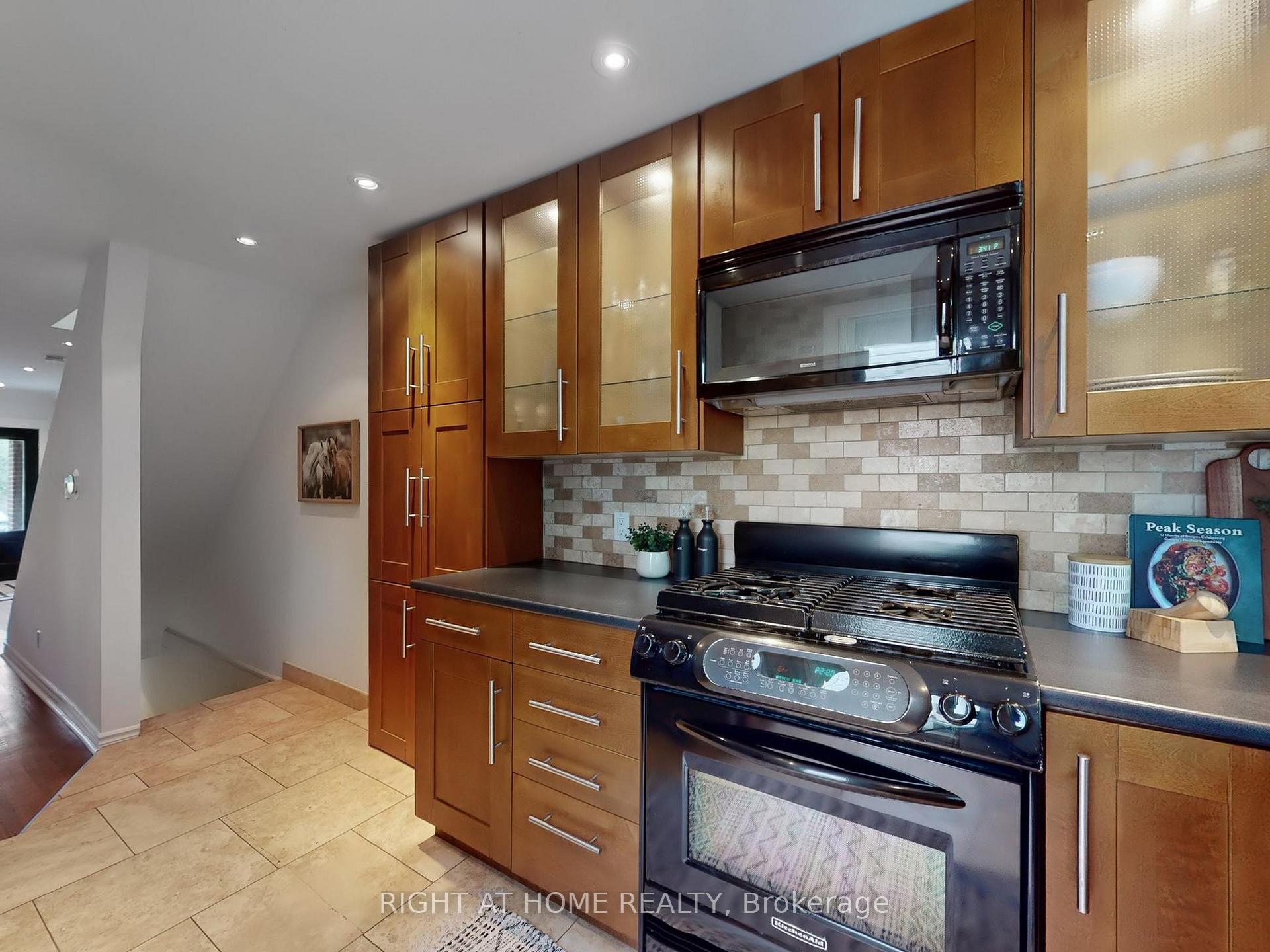Photo 12 of 18 Kingsmount Park Road, Toronto, Woodbine Corridor — HOMEH