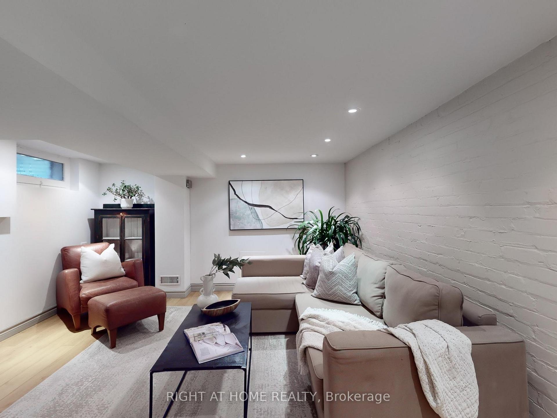 Photo 27 of 18 Kingsmount Park Road, Toronto, Woodbine Corridor — HOMEH