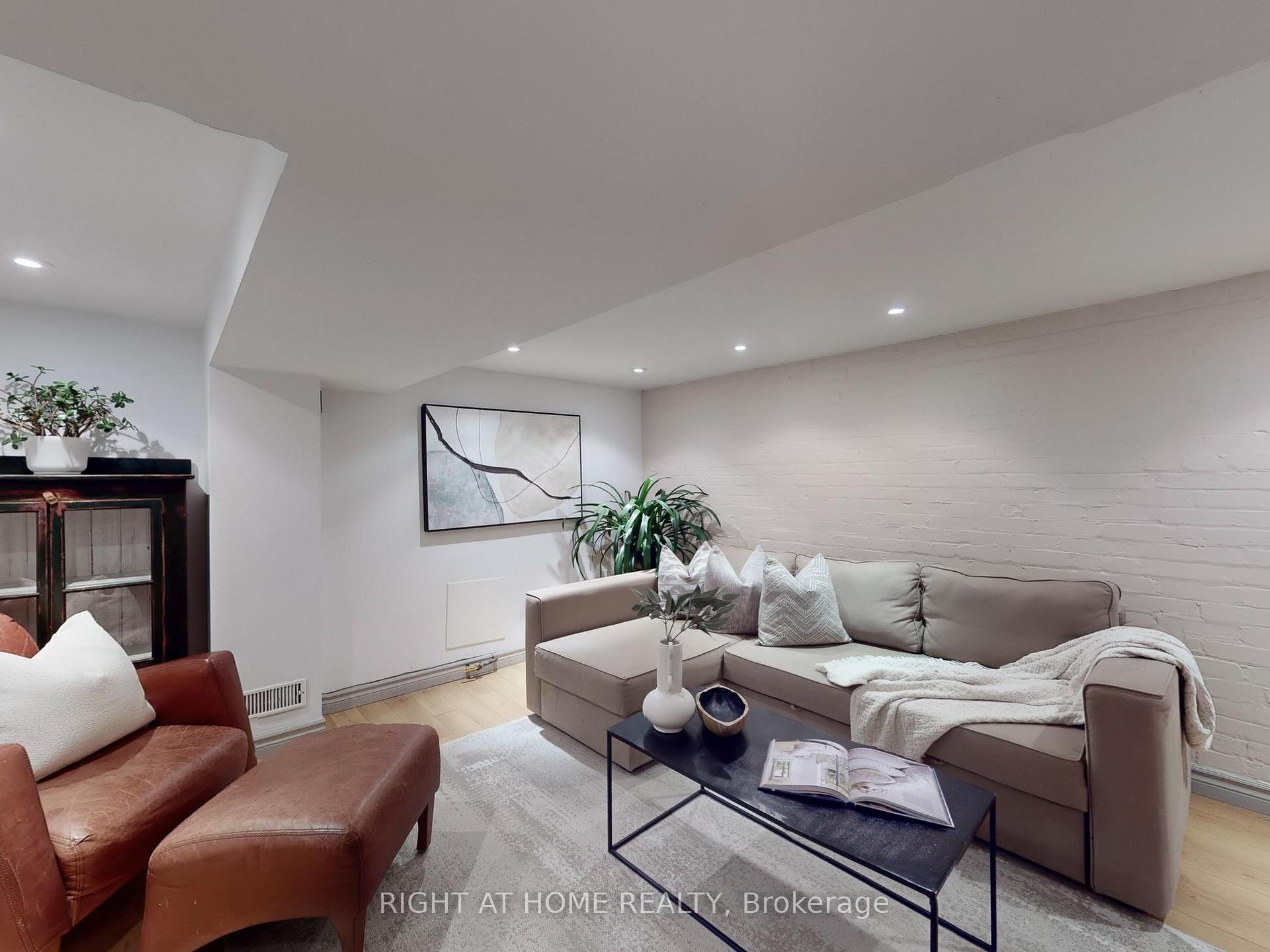 Photo 28 of 18 Kingsmount Park Road, Toronto, Woodbine Corridor — HOMEH