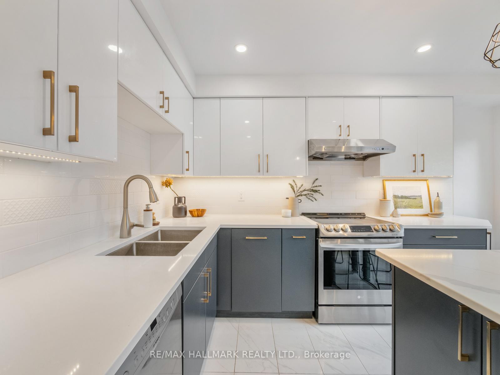 Photo 13 of 16 Fitzgerald Mews, Toronto, Woodbine Corridor — HOMEH