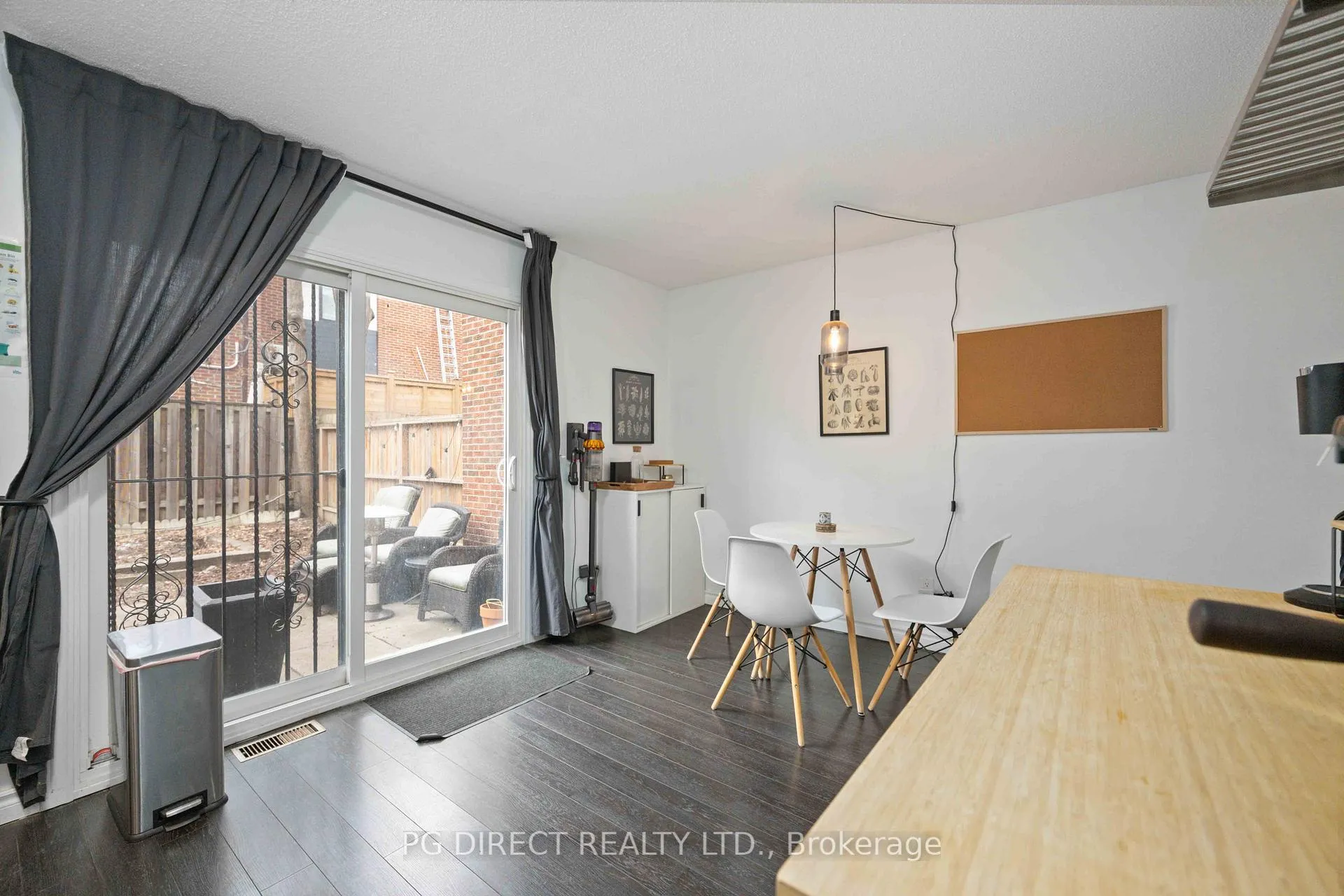Photo 4 of 88 Stanley Terrace, Toronto, Niagara — HOMEH