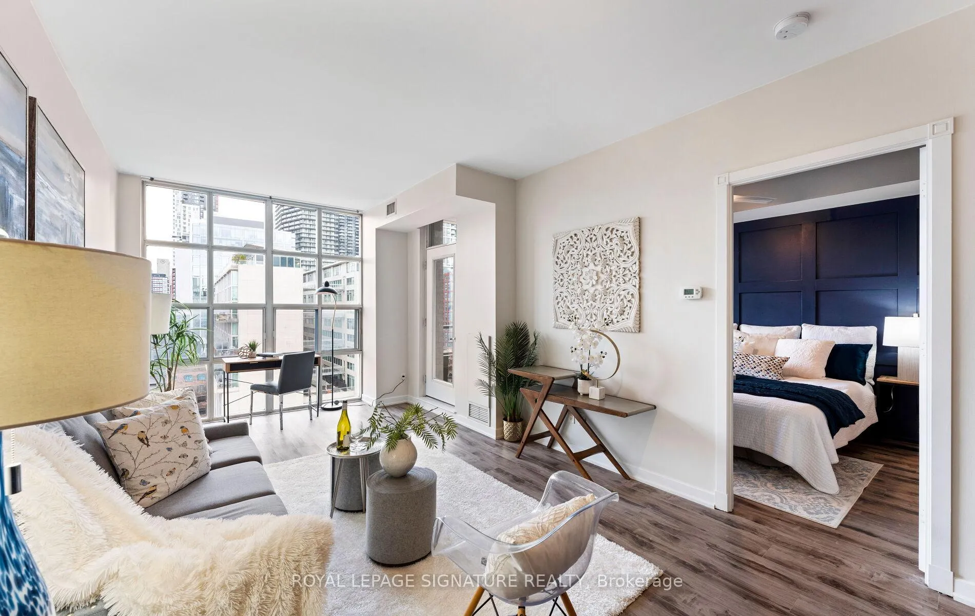 Front of Unit 1112, 438 Richmond Street W
