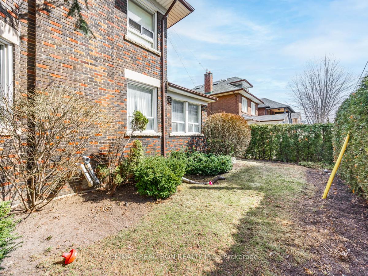 Photo 17 of 25 Robina Avenue, Toronto, Oakwood Village — HOMEH