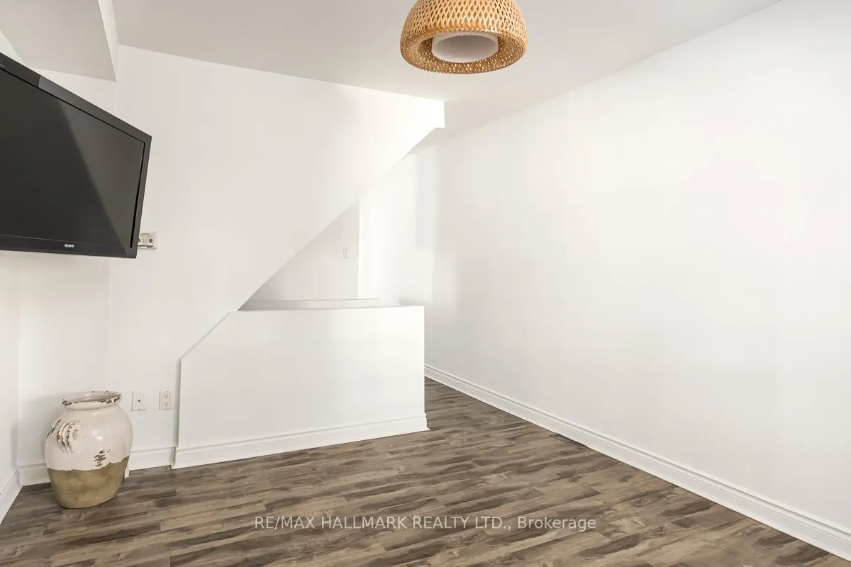 Photo 3 of 801 Sammon Avenue, Toronto, Danforth Village-East York — HOMEH