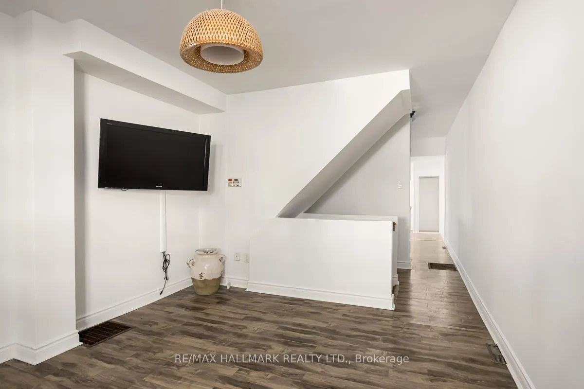 Photo 4 of 801 Sammon Avenue, Toronto, Danforth Village-East York — HOMEH
