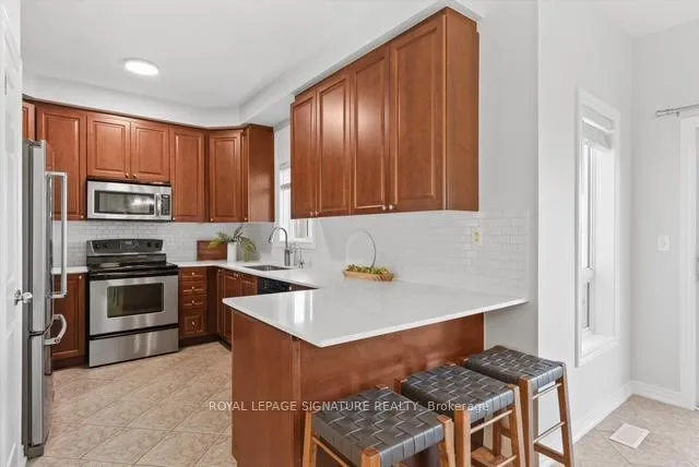 Photo 5 of 35 Fiddlehead Crescent, Hamilton, Waterdown — HOMEH