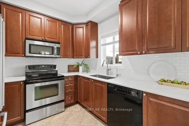 Photo 7 of 35 Fiddlehead Crescent, Hamilton, Waterdown — HOMEH