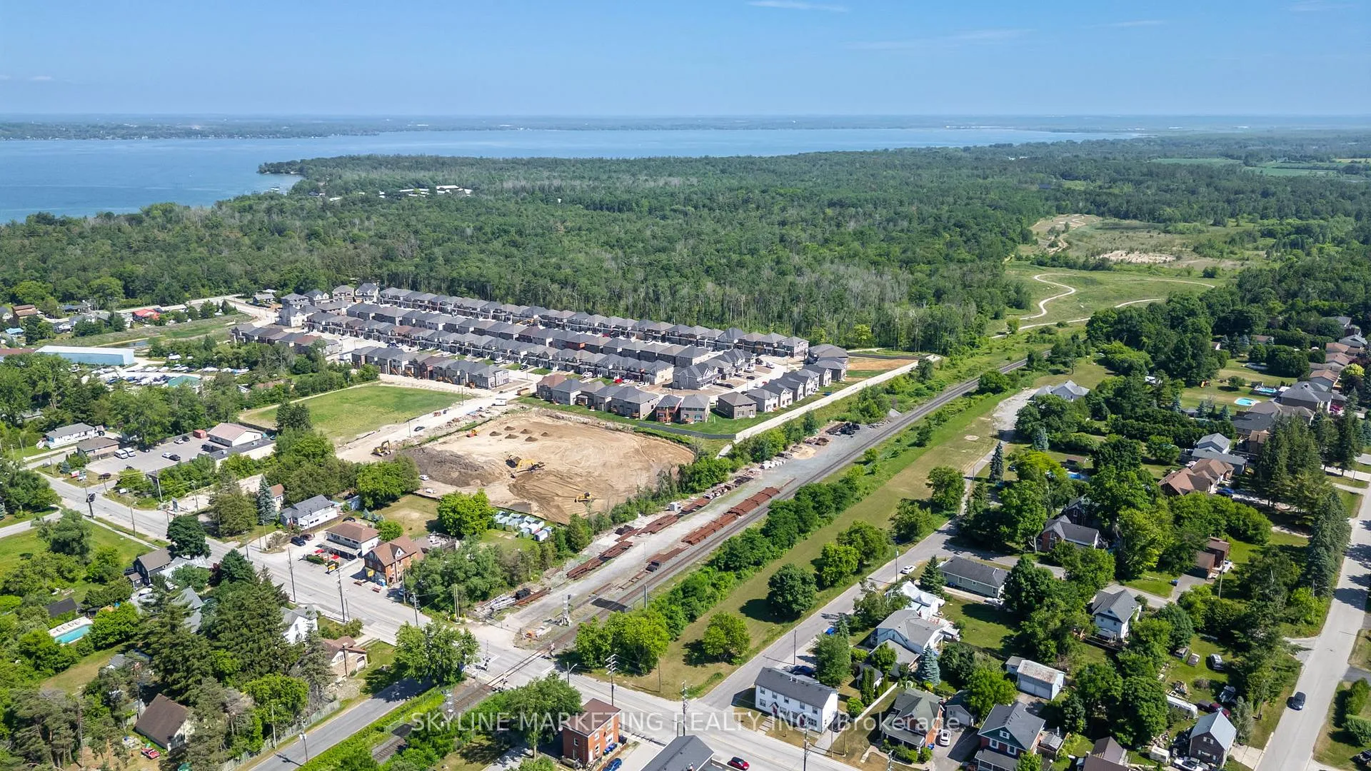 Photo 12 of 871 Front Street, Innisfil, Lefroy — HOMEH