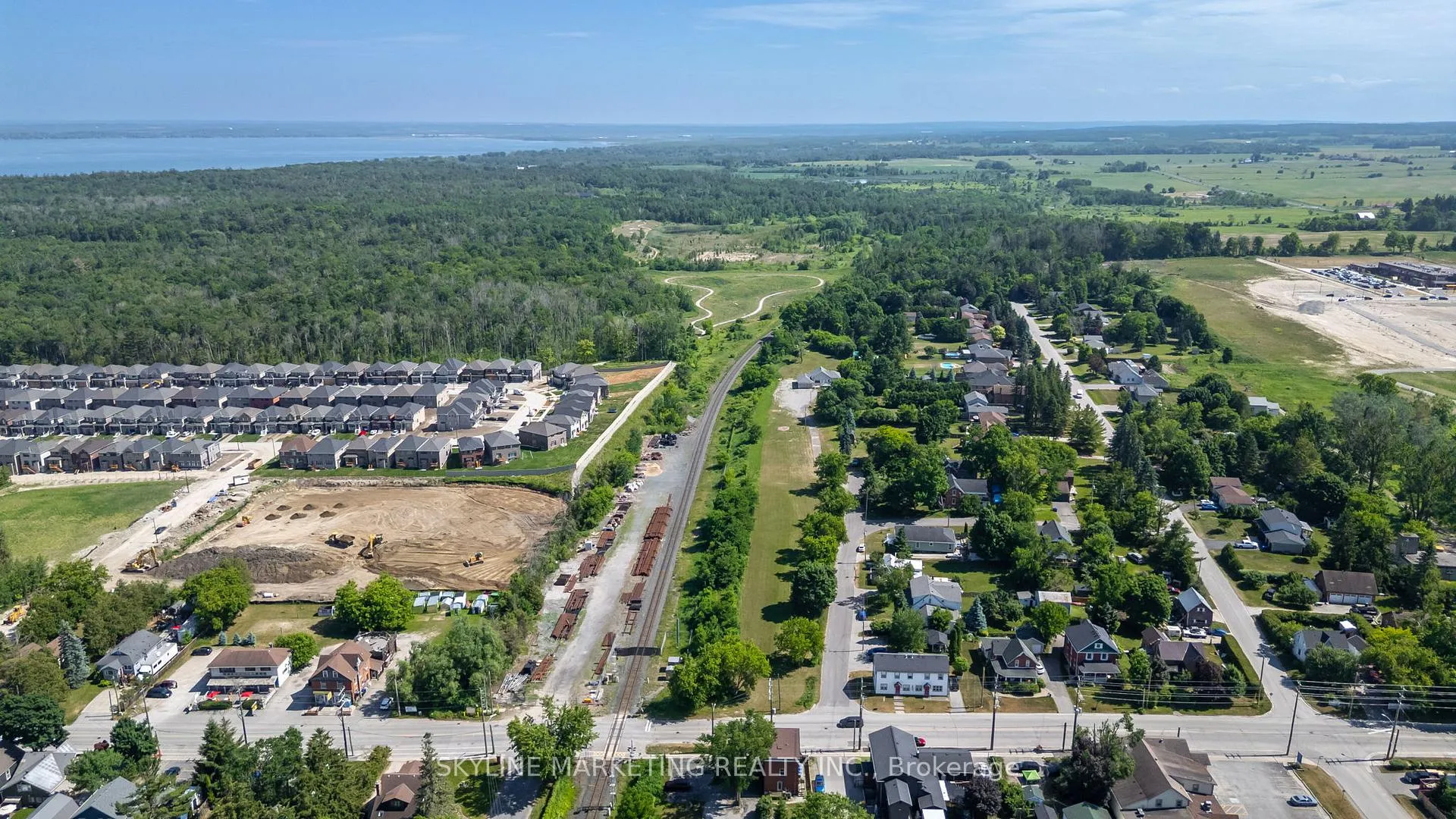 Photo 13 of 871 Front Street, Innisfil, Lefroy — HOMEH