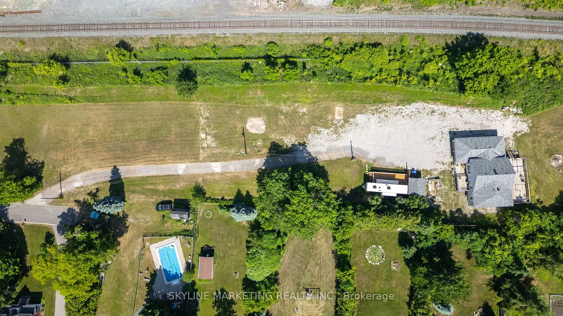 Photo 16 of 871 Front Street, Innisfil, Lefroy — HOMEH