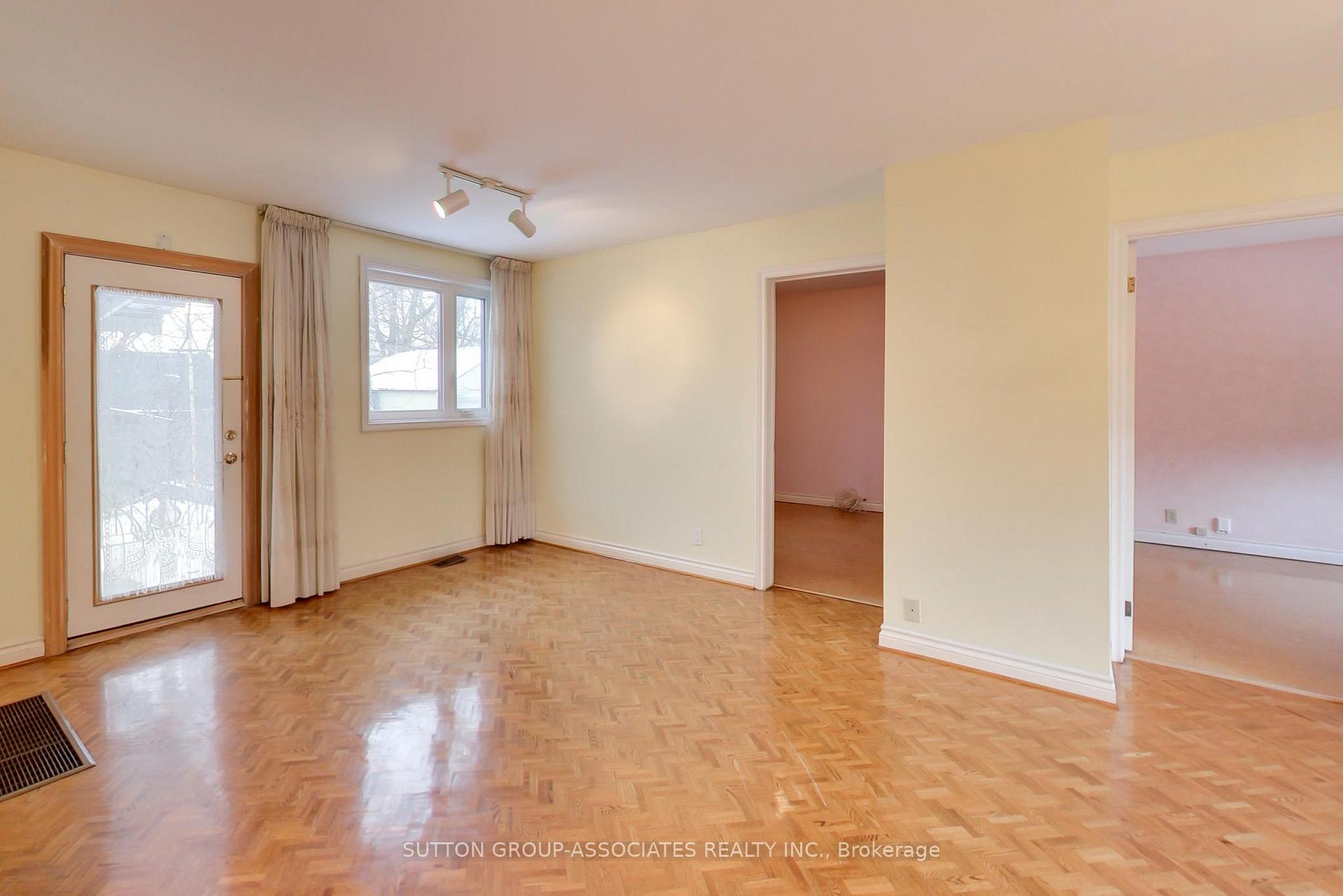 Photo 3 of 1 Burlington Crescent, Toronto, Wychwood — HOMEH