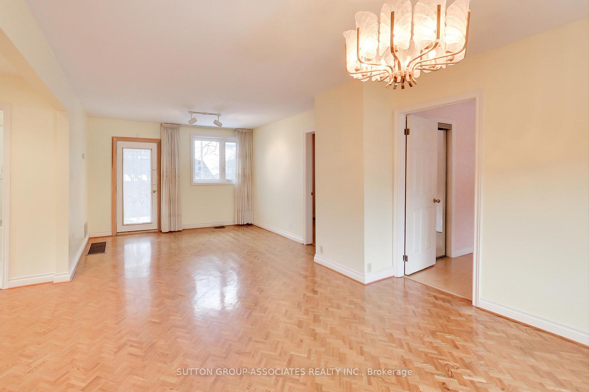 Photo 23 of 1 Burlington Crescent, Toronto, Wychwood — HOMEH