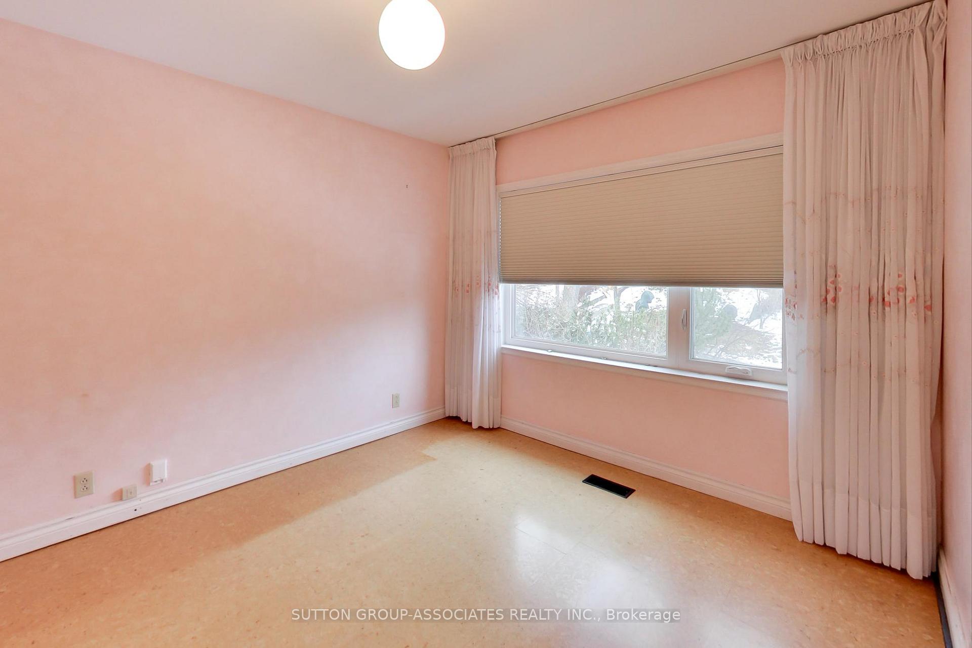 Photo 12 of 1 Burlington Crescent, Toronto, Wychwood — HOMEH