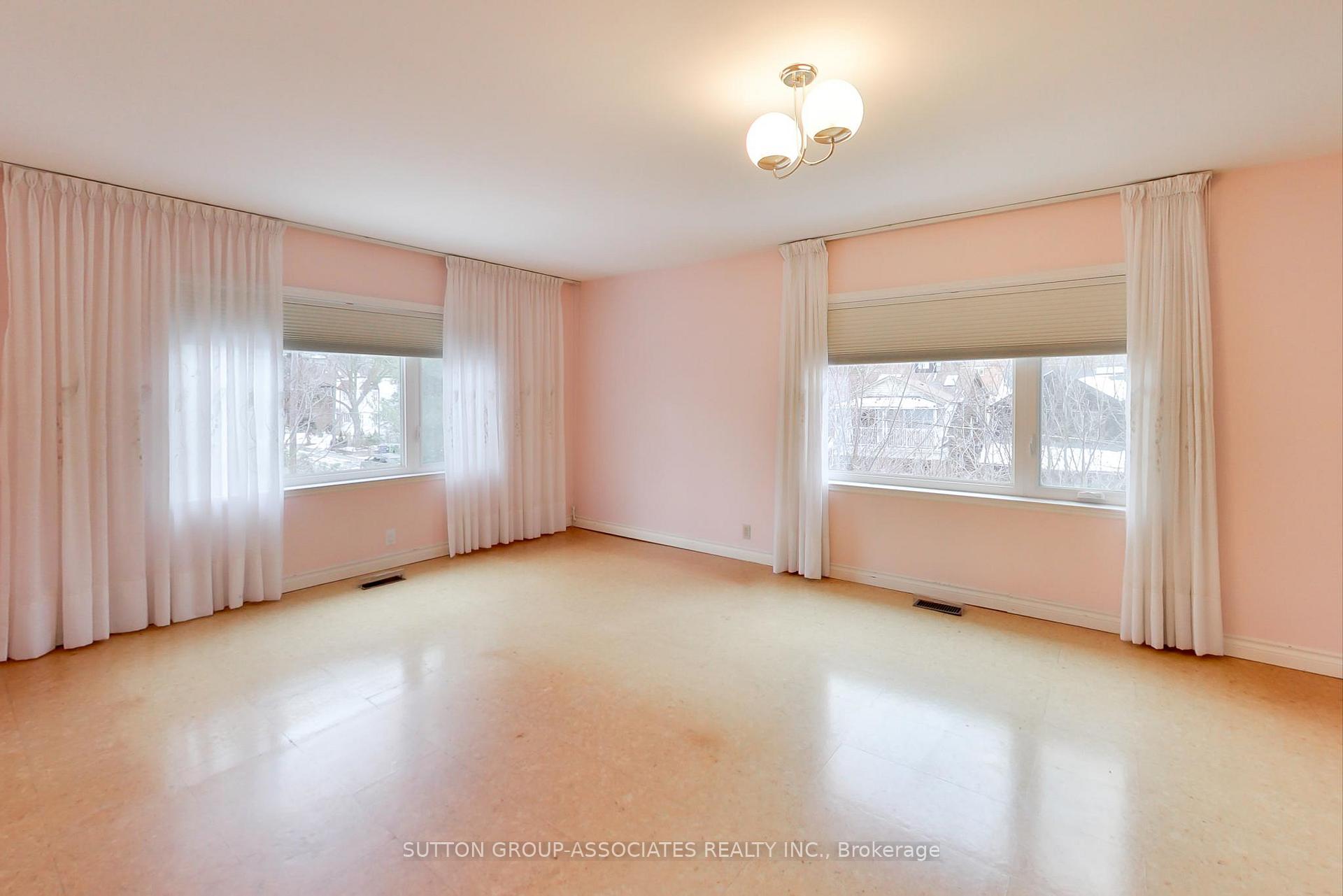 Photo 5 of 1 Burlington Crescent, Toronto, Wychwood — HOMEH