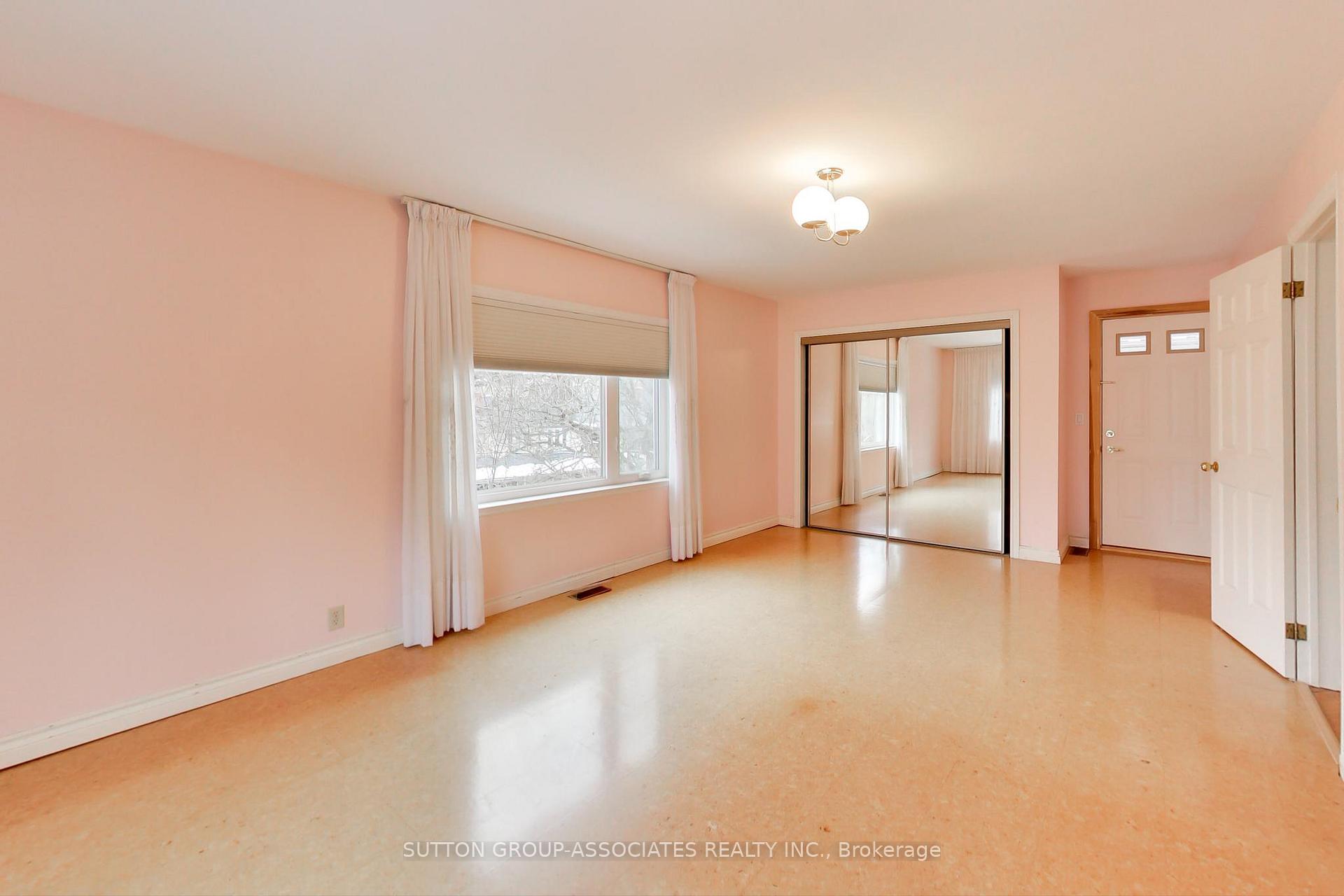 Photo 6 of 1 Burlington Crescent, Toronto, Wychwood — HOMEH