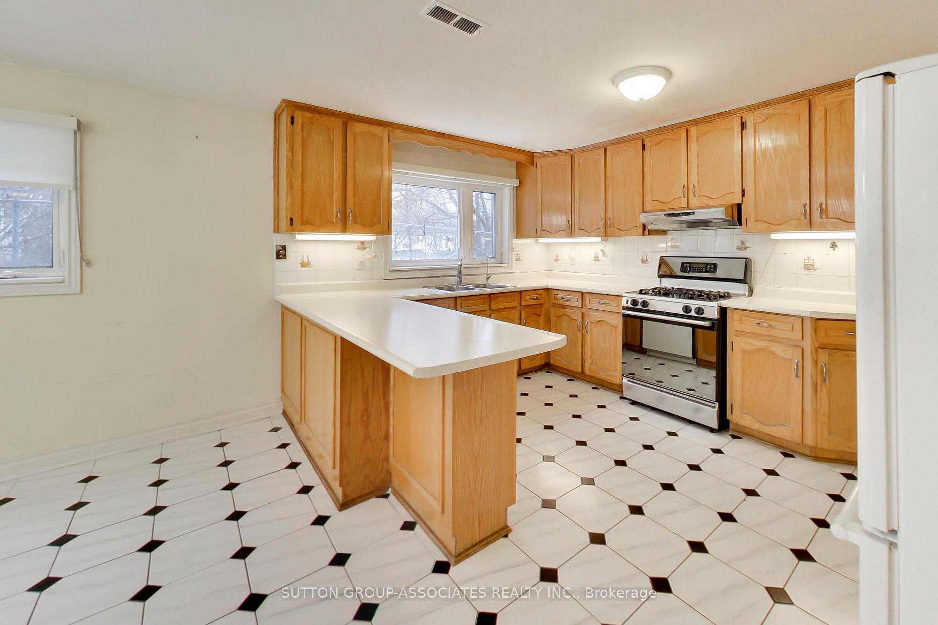 Photo 25 of 1 Burlington Crescent, Toronto, Wychwood — HOMEH