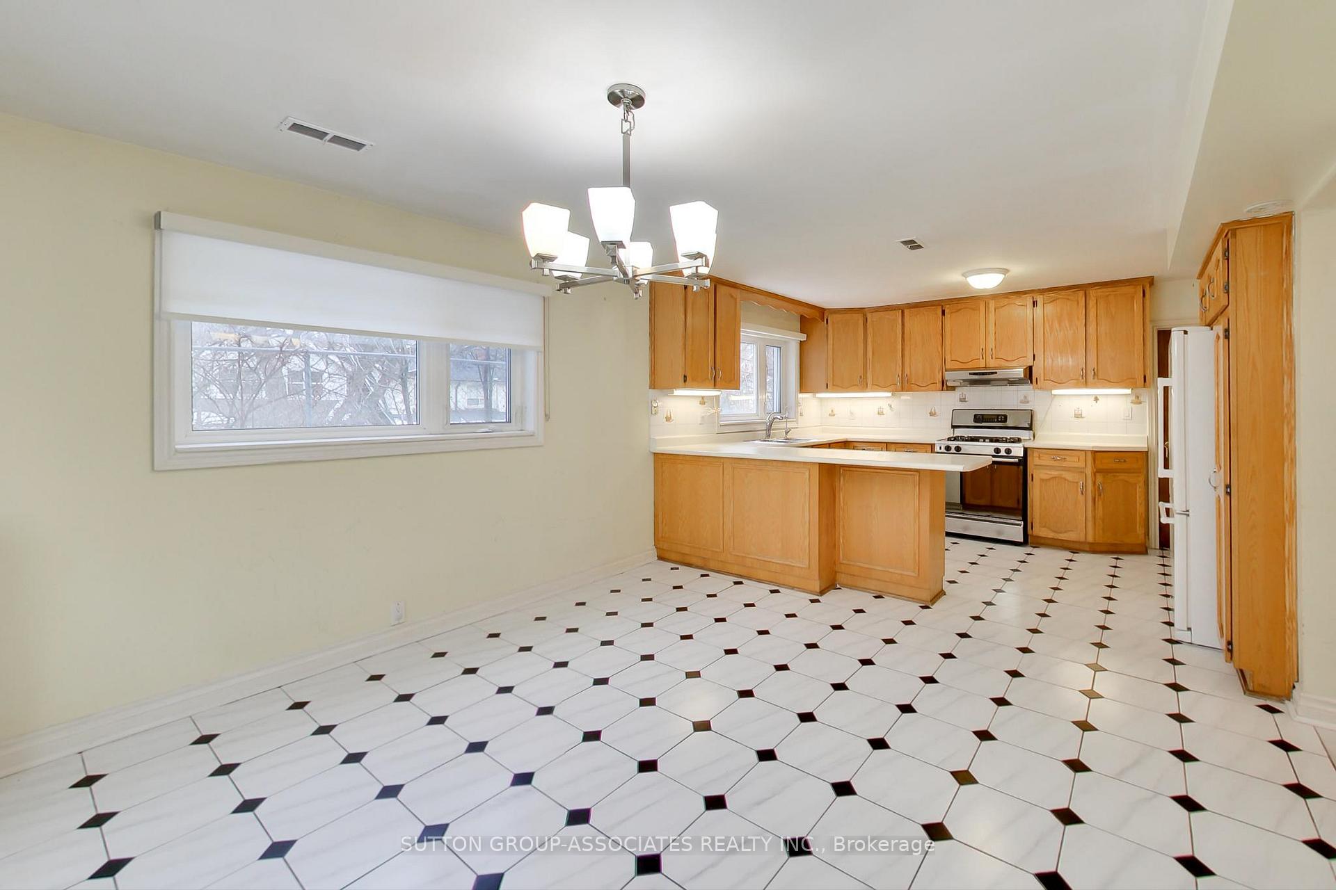 Photo 7 of 1 Burlington Crescent, Toronto, Wychwood — HOMEH