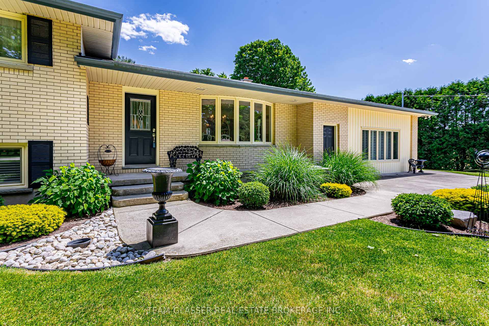 Photo 4 of 8107 Olde Drive, Strathroy-Caradoc, Rural Strathroy-Caradoc — HOMEH