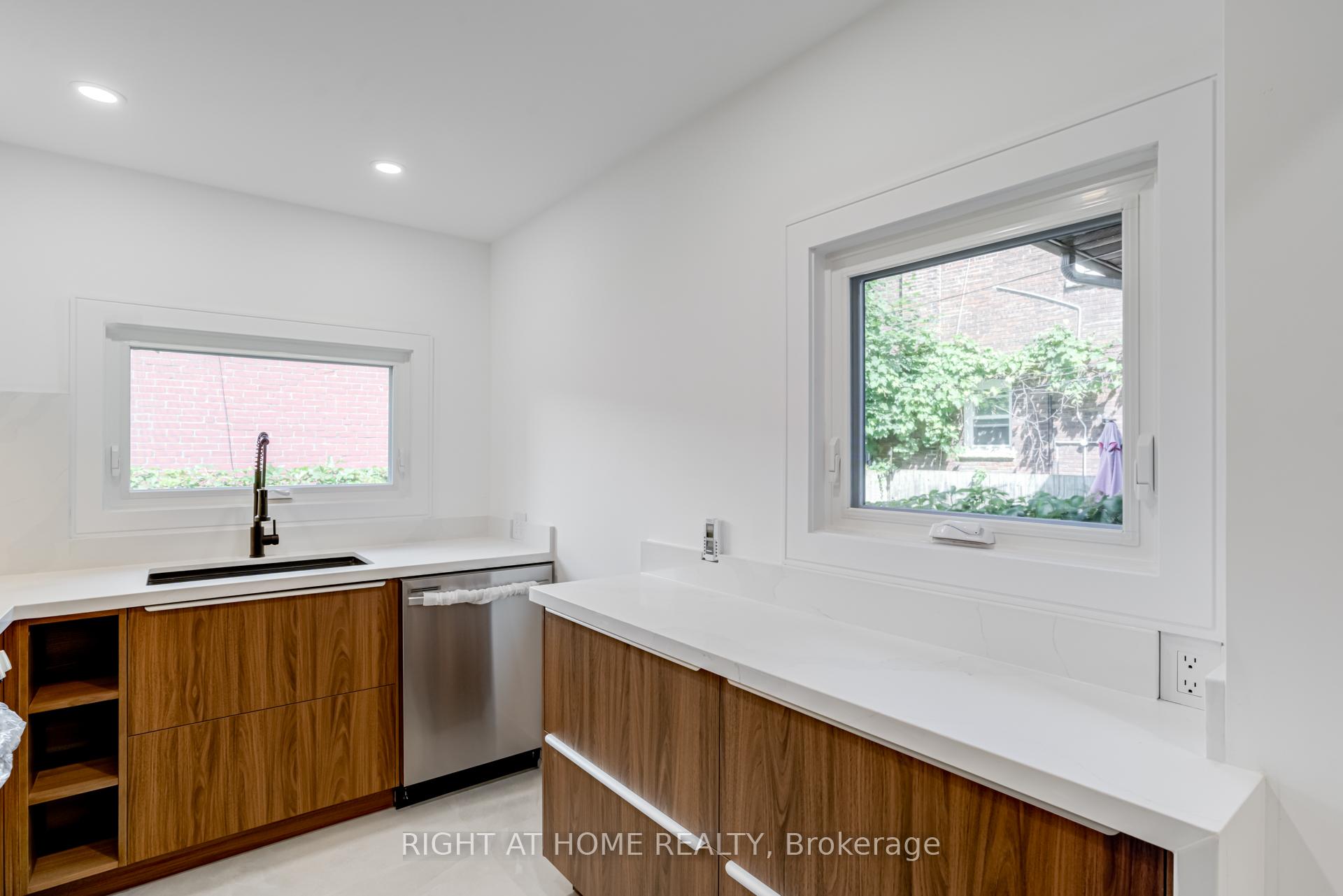 Photo 4 of 714 Palmerston Avenue, Toronto, The Annex — HOMEH