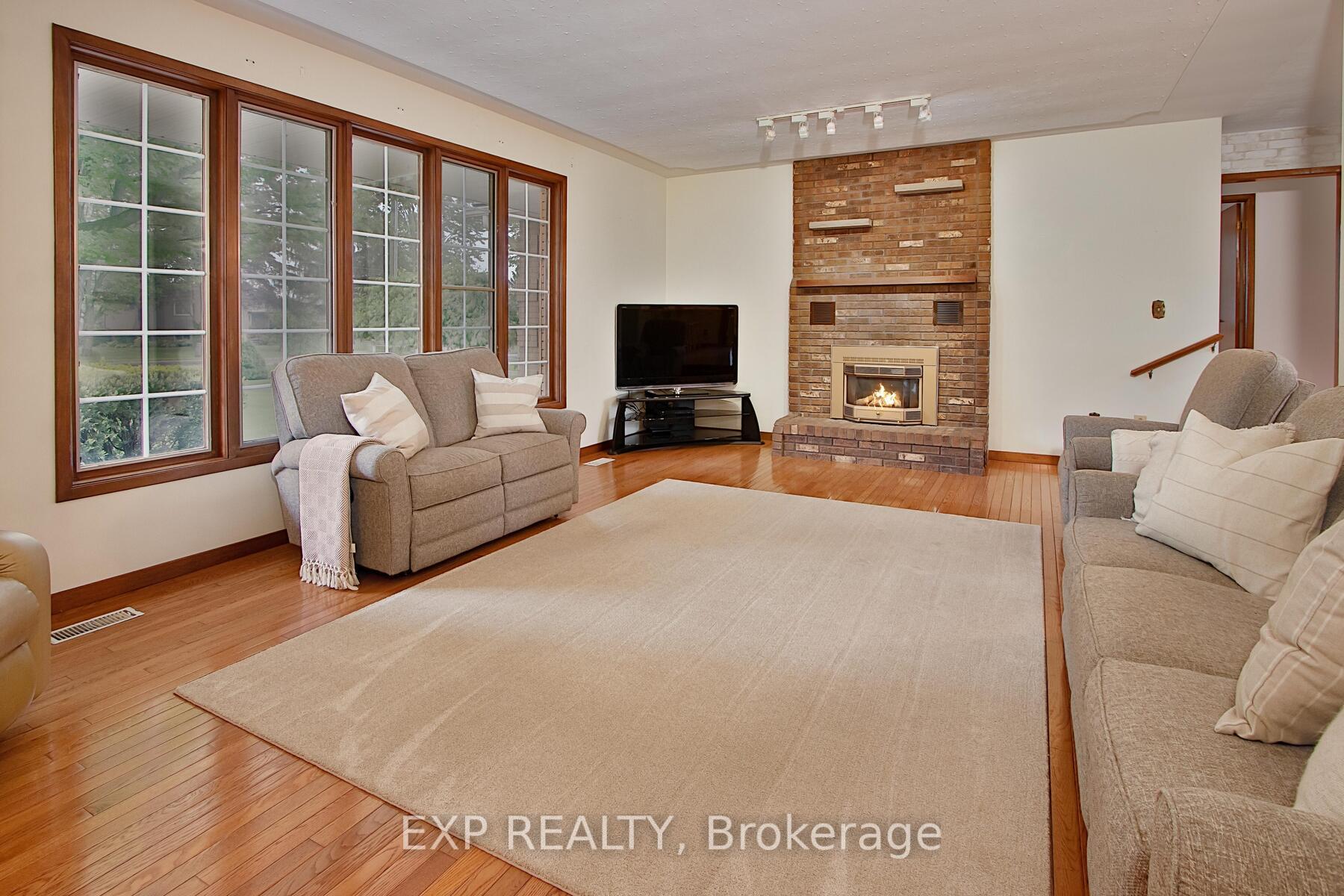 Photo 2 of 1265 Gladstone Drive, Thames Centre, Gladstone — HOMEH