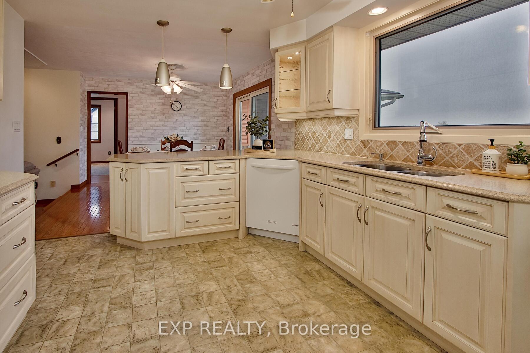 Photo 6 of 1265 Gladstone Drive, Thames Centre, Gladstone — HOMEH