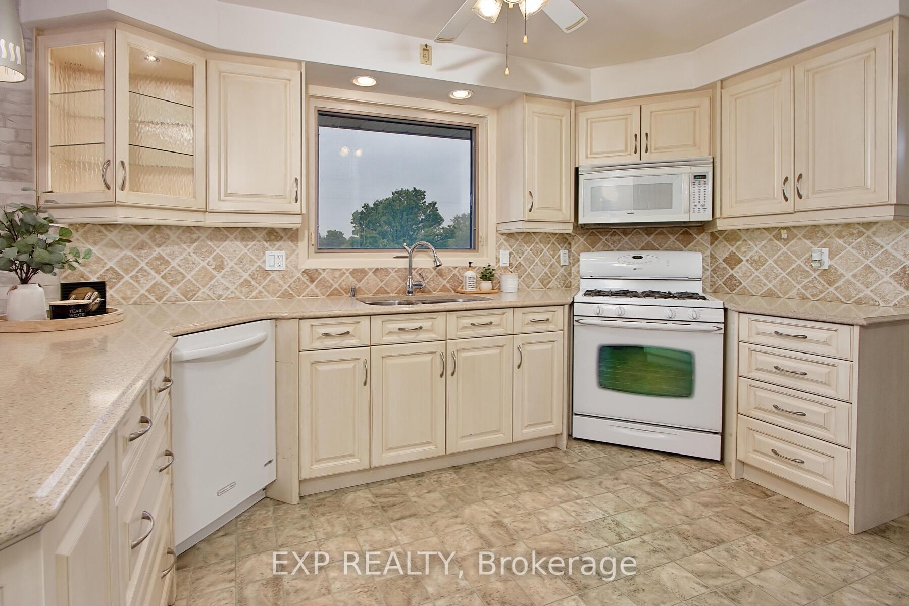 Photo 10 of 1265 Gladstone Drive, Thames Centre, Gladstone — HOMEH