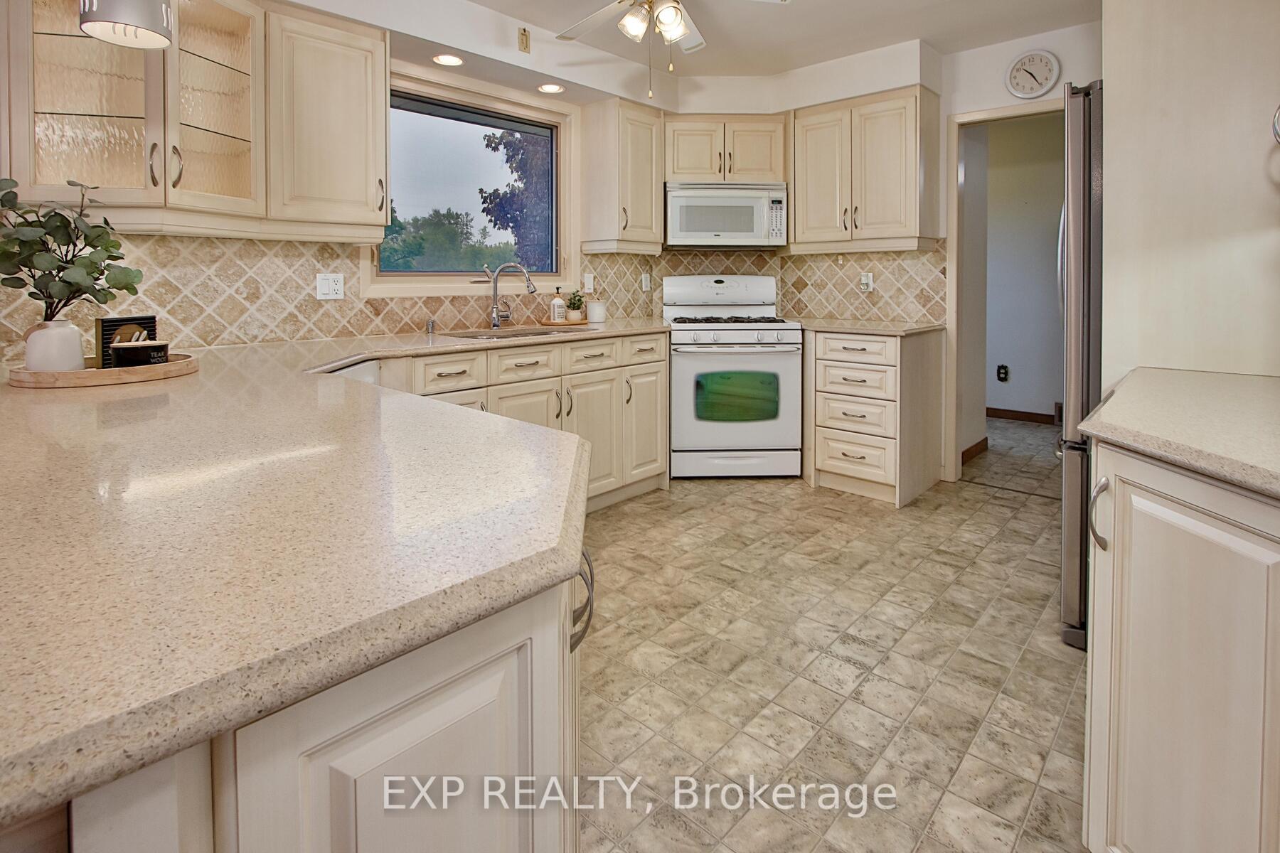 Photo 11 of 1265 Gladstone Drive, Thames Centre, Gladstone — HOMEH