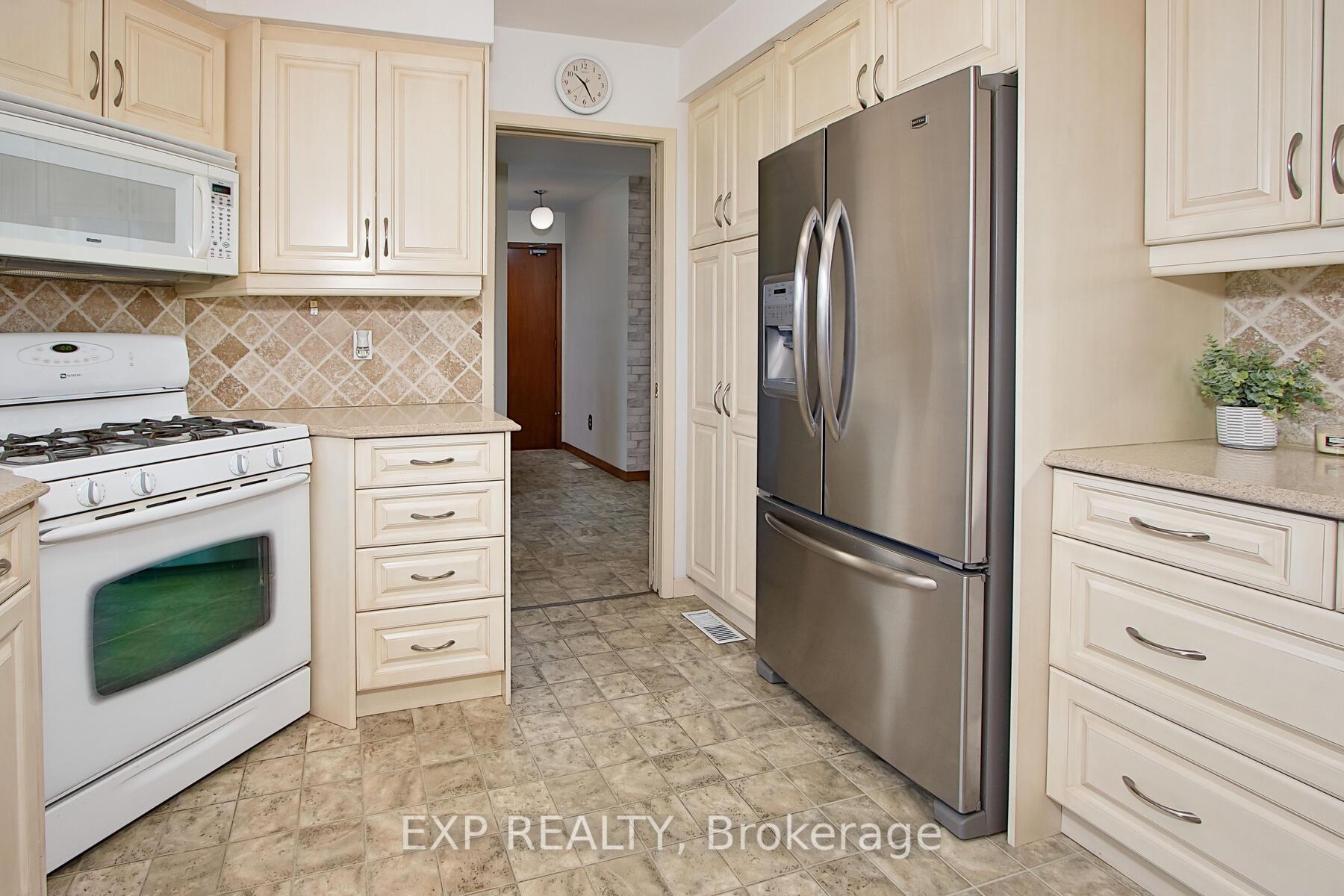 Photo 12 of 1265 Gladstone Drive, Thames Centre, Gladstone — HOMEH