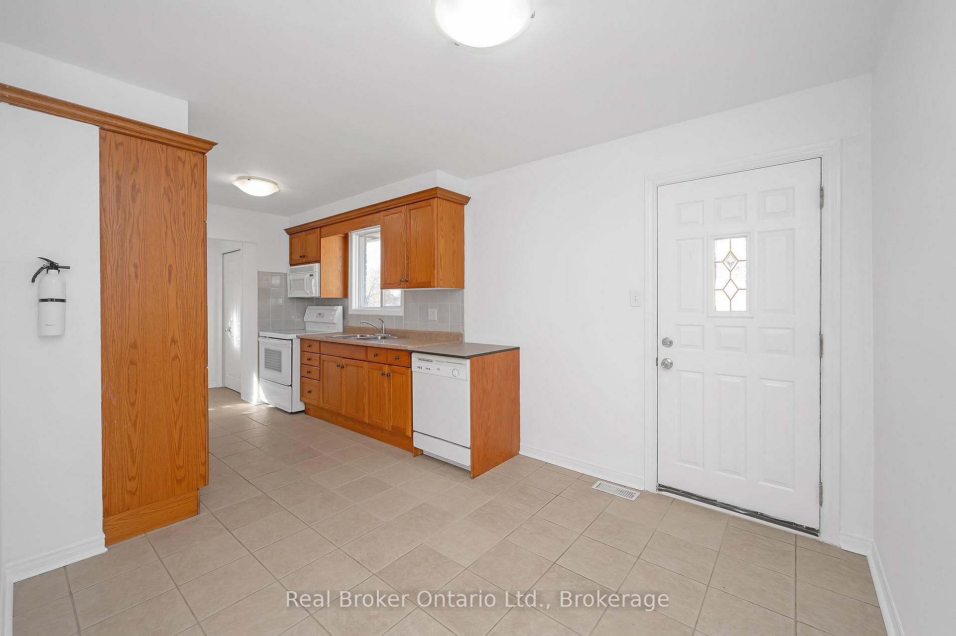 Photo 8 of 82 Lampman Crescent, Thorold, Confederation Heights — HOMEH