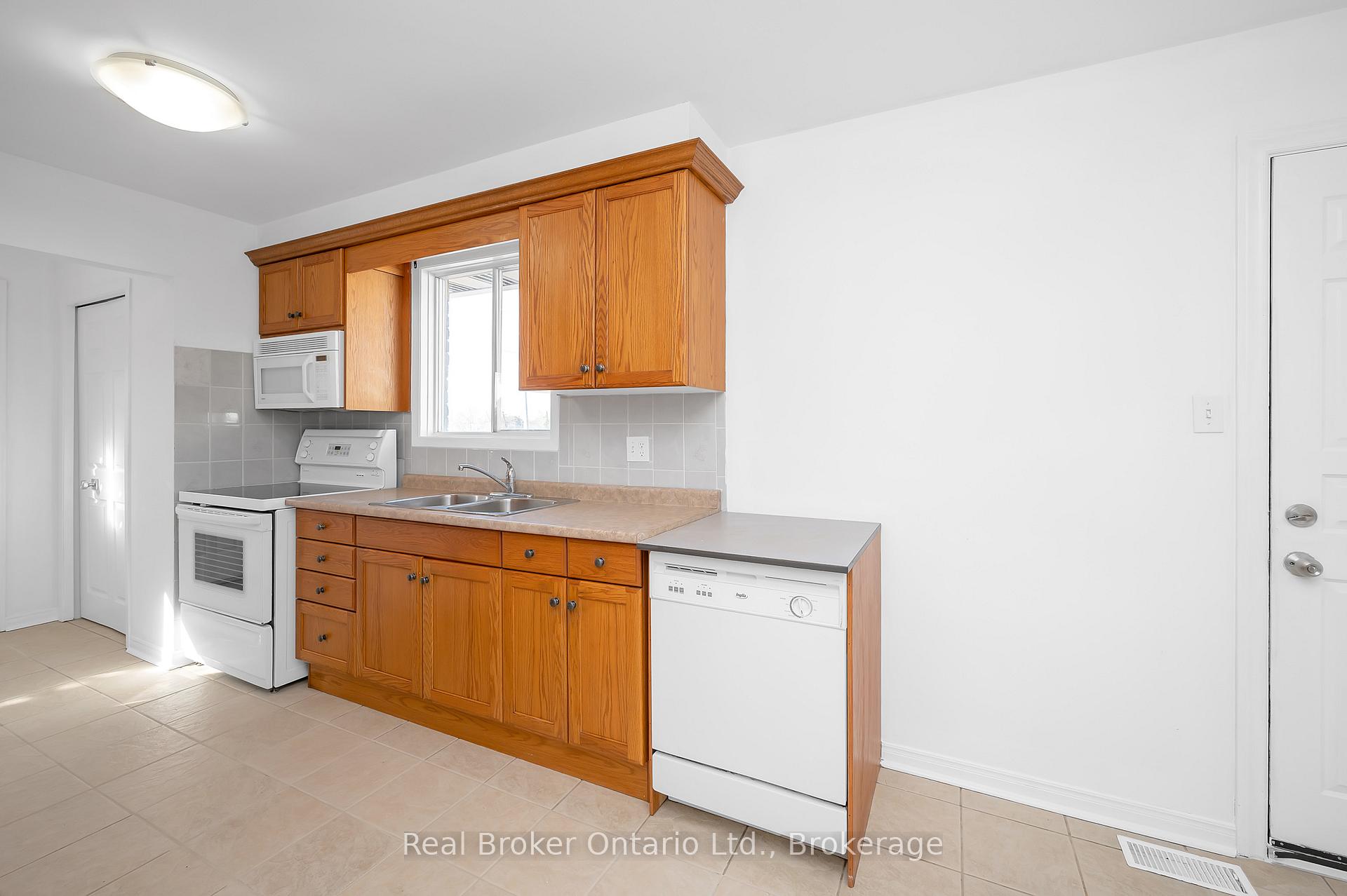 Photo 10 of 82 Lampman Crescent, Thorold, Confederation Heights — HOMEH
