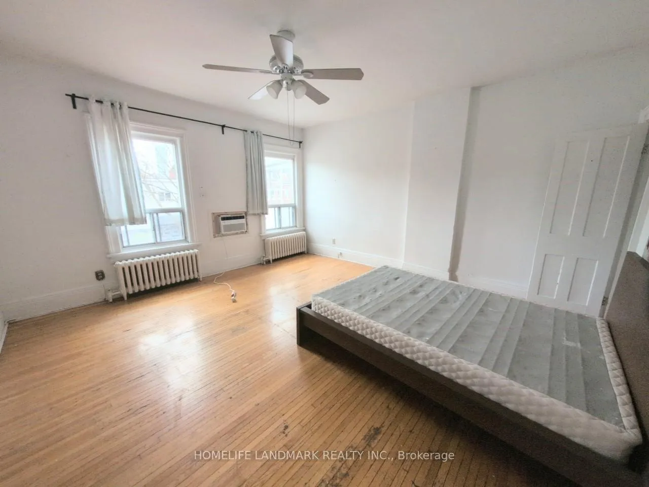 Photo 3 of Unit 2nd&3rd, 26 Lippincott Street, Toronto, Kensington-Chinatown — HOMEH