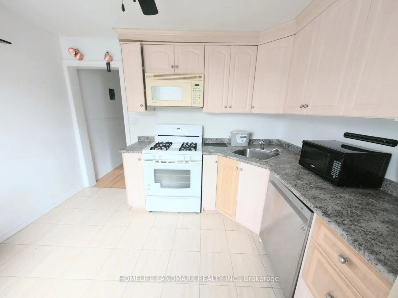 Photo 7 of Unit 2nd&3rd, 26 Lippincott Street, Toronto, Kensington-Chinatown — HOMEH
