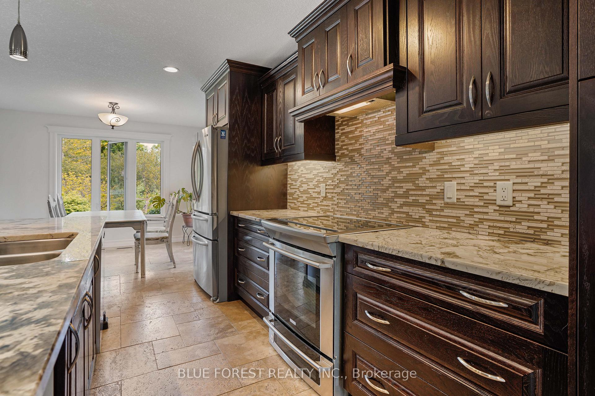 Photo 11 of 22 Village Gate Crescent, Thames Centre, Dorchester — HOMEH