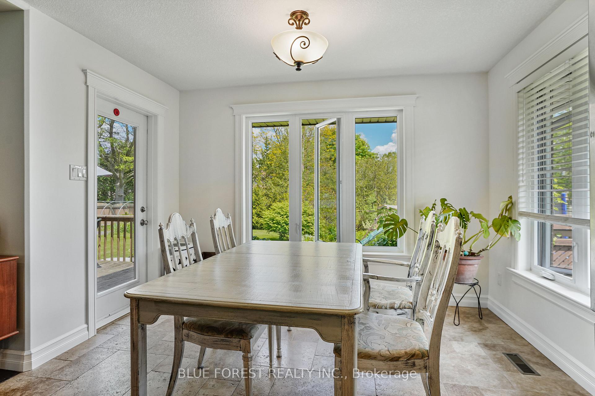 Photo 13 of 22 Village Gate Crescent, Thames Centre, Dorchester — HOMEH