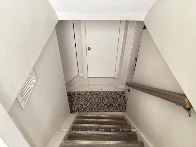 Photo 3 of 9 Roblin BSMT Avenue, Toronto, East York — HOMEH