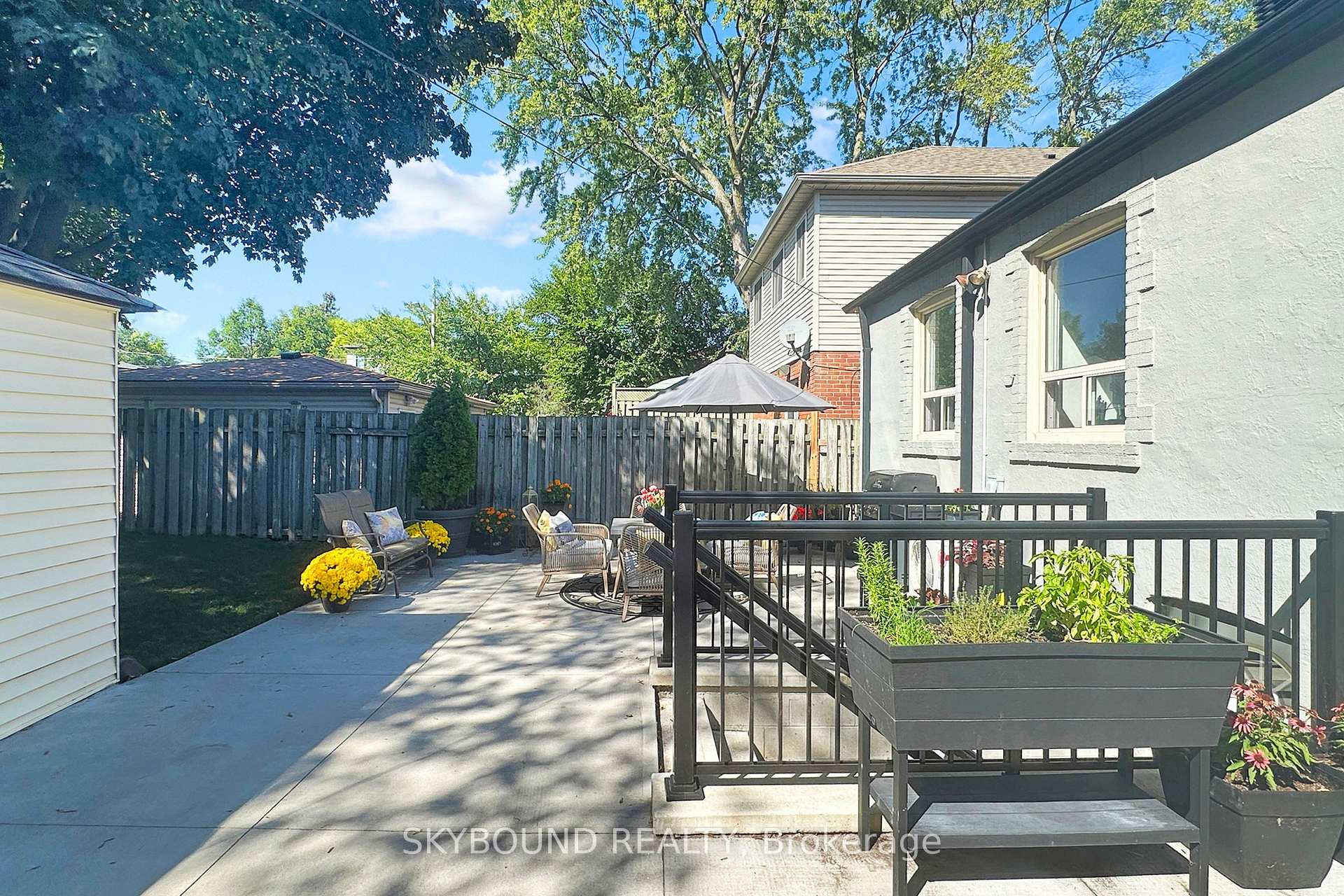 Photo 34 of 100 Lankin Boulevard, Toronto, East York — HOMEH