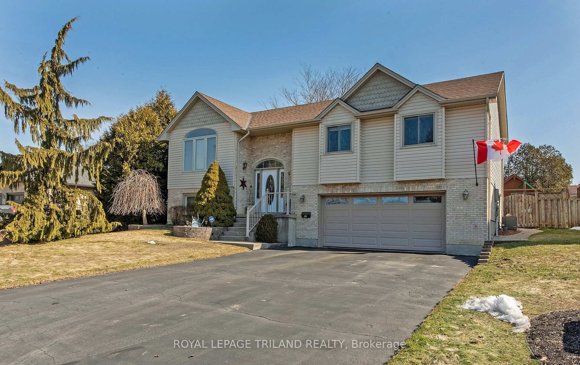 Photo 2 of 74 Village Gate Drive, Thames Centre, Dorchester — HOMEH