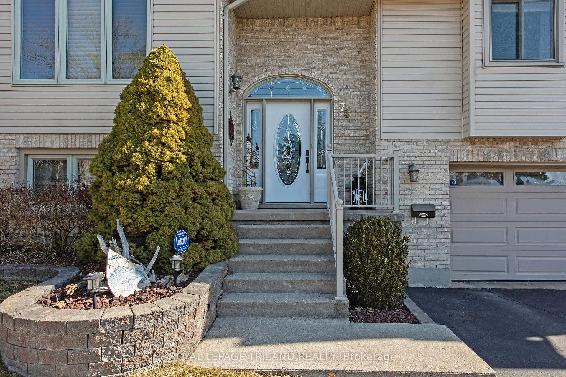 Photo 4 of 74 Village Gate Drive, Thames Centre, Dorchester — HOMEH