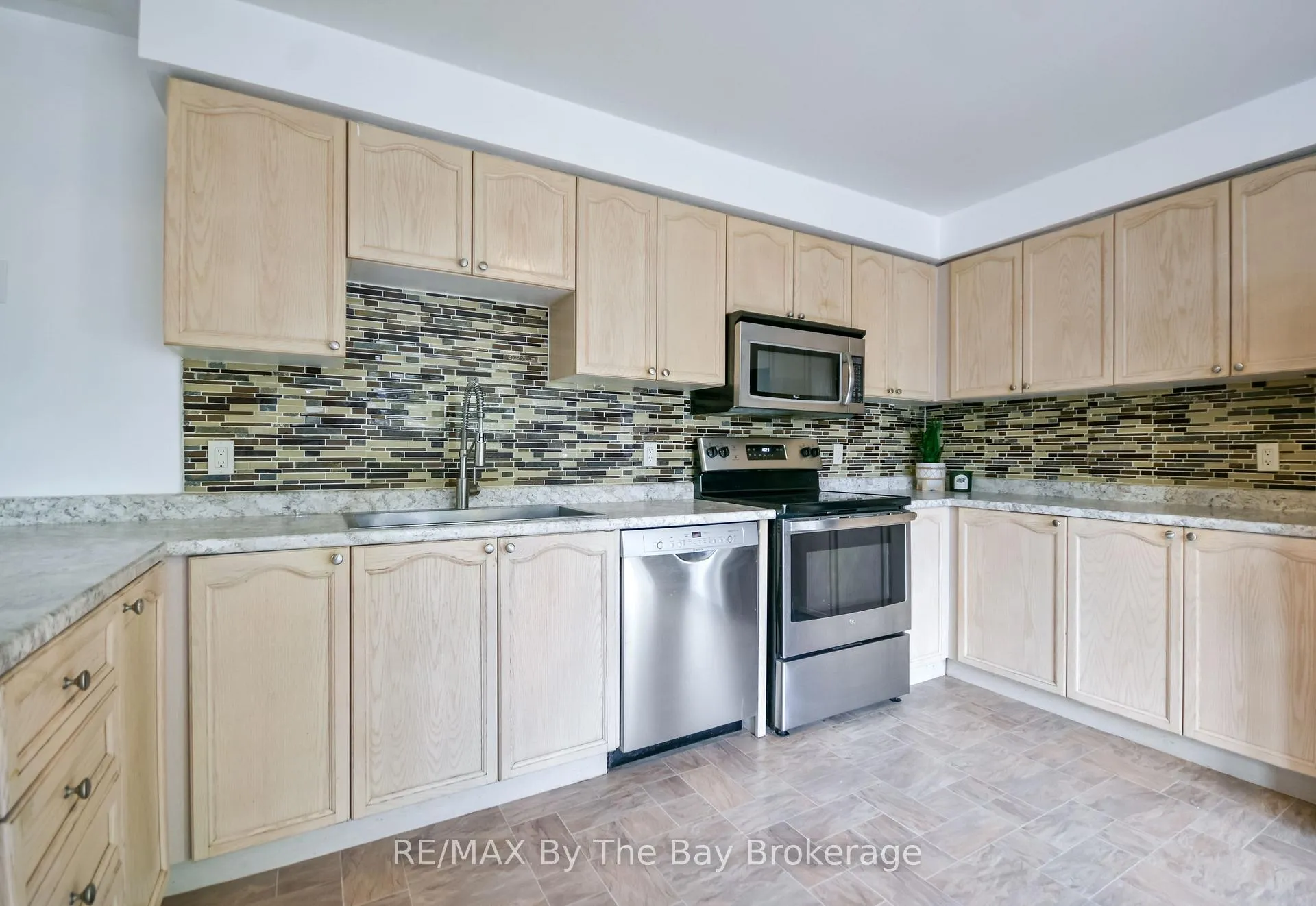 Photo 13 of 63 Fernbrook Drive, Wasaga Beach — HOMEH