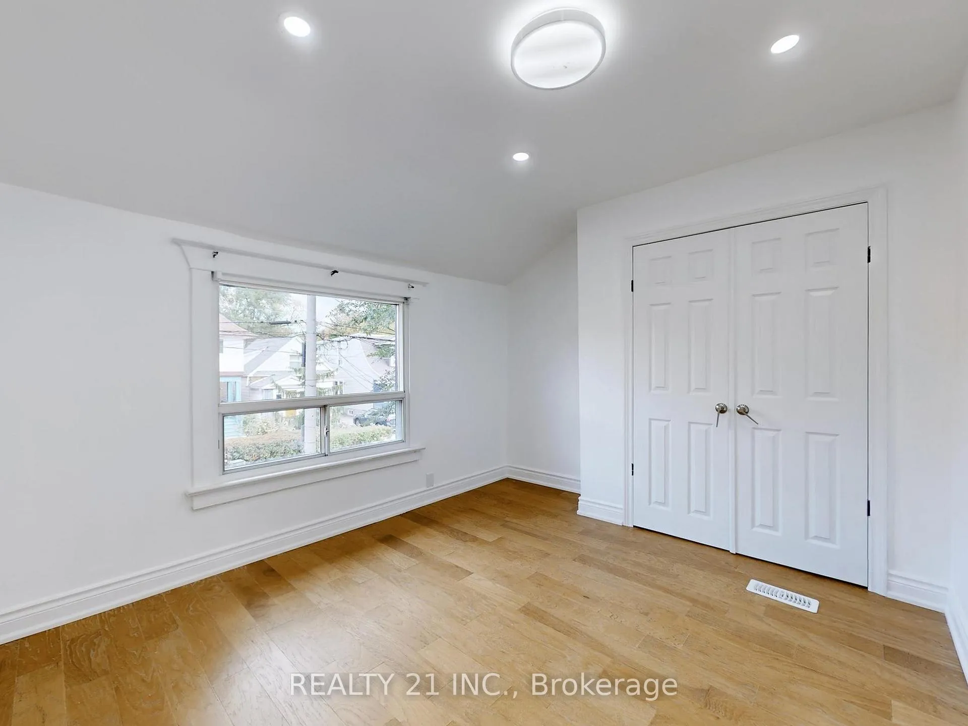 Photo 23 of 92 King Edward Ave, Toronto, Woodbine-Lumsden — HOMEH